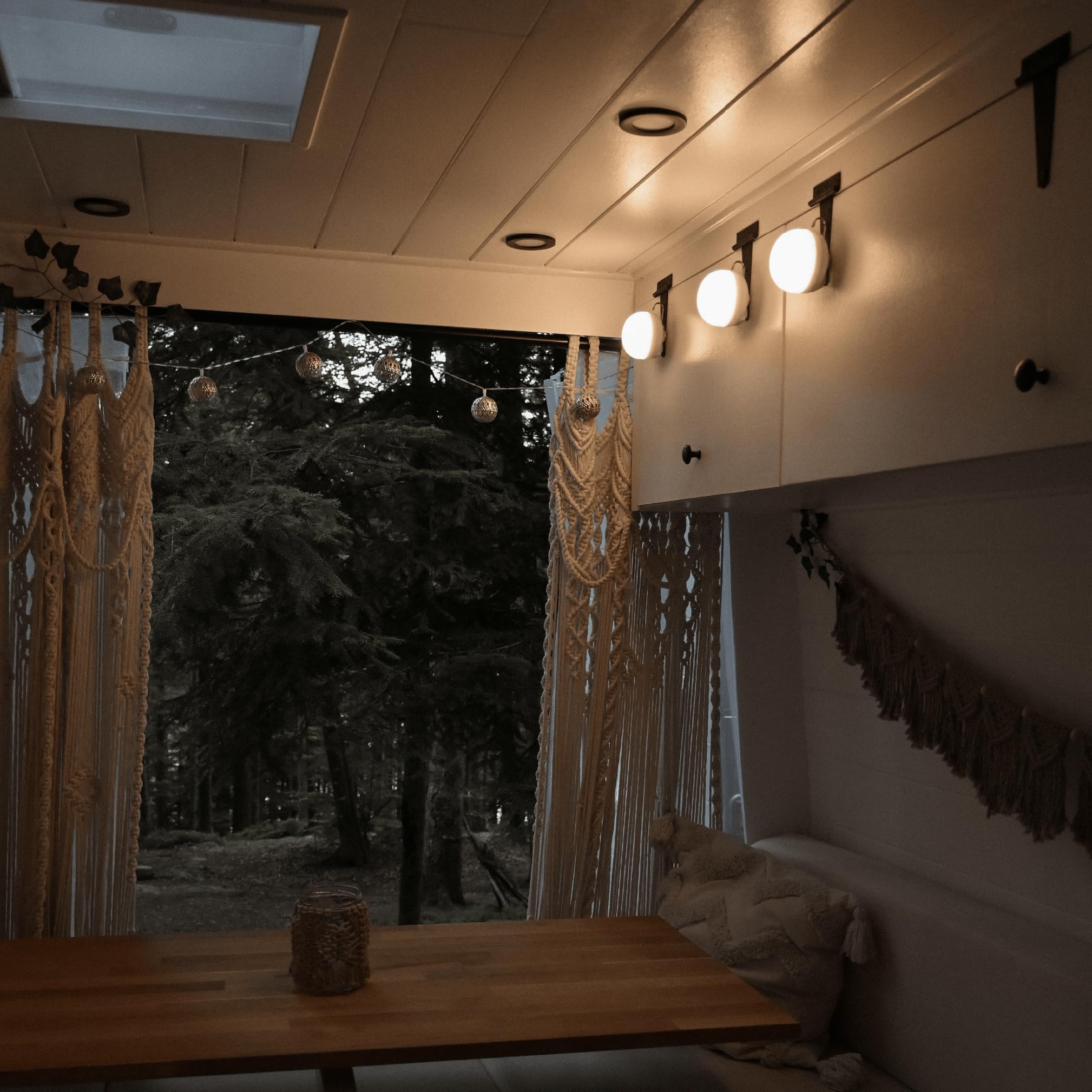 Newgarden - Lámpara de Camping y Emergencias LED Cherry. Bombilla Portátil con Gancho e Imán, Sin Cables con Batería Recargable por USB. 900 Lúmenes y Hasta 20H de Uso. Resistente IP54 (Blanco)