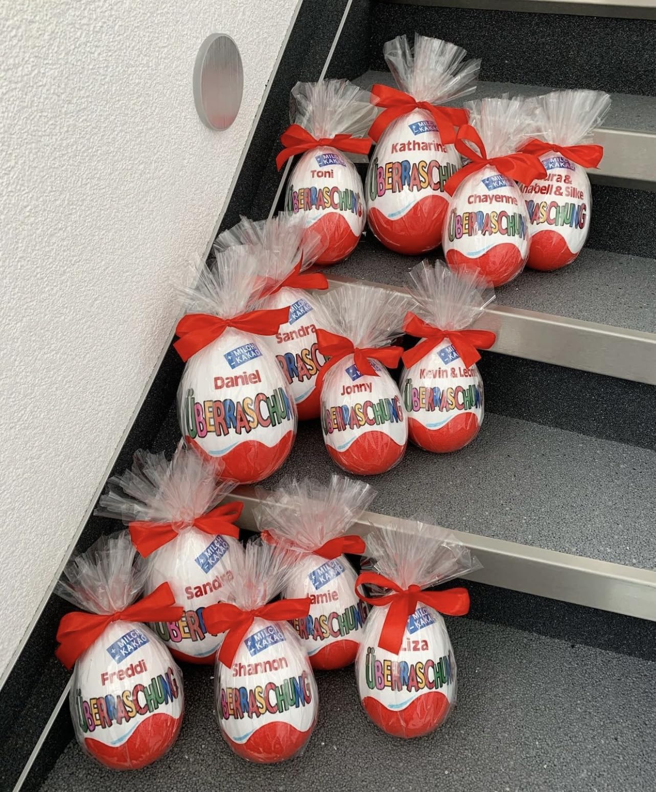 XXL Geschenkbox Überraschungsei personalisiert mit Wunschnamen, befüllt und unbefüllt | verschiedene Größen | Geschenk Nikolaus Weihnachten | Mama Papa Oma Opa Geschenkidee | (Rot, XXL - 30 cm)