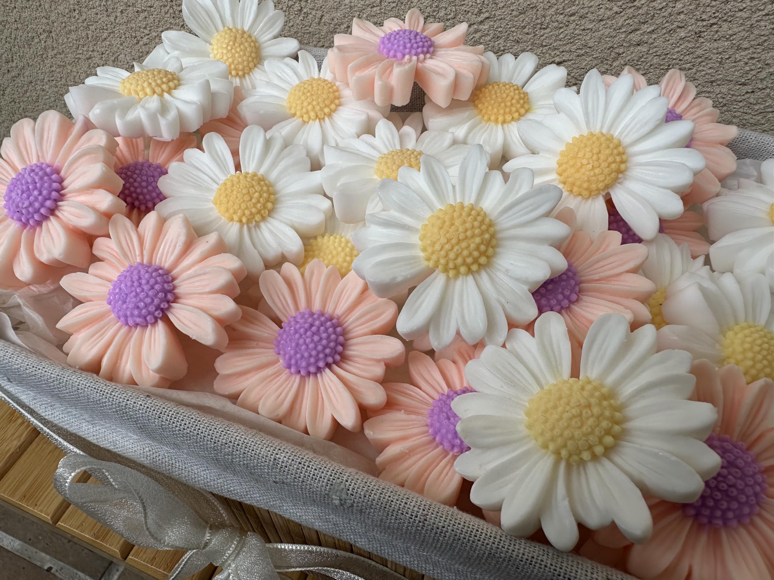 Sapone a forma di margherite x 18 pezzi nei colori bianco e nude con aroma floreale. Ideale per souvenir, regali e decorazioni.
