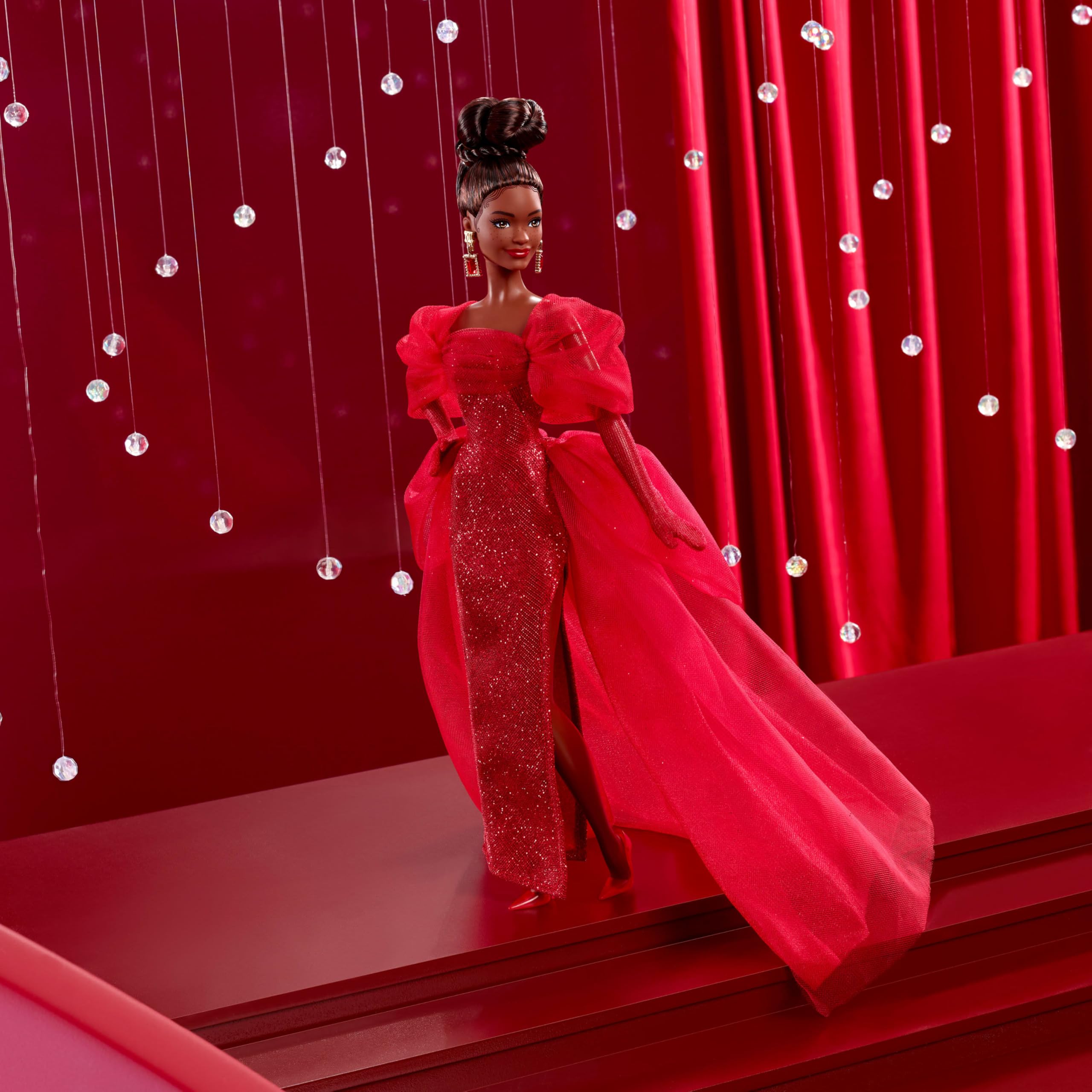 Barbie Signature 80° Anniversario Mattel, bambola castana da collezione in abito in tulle rosso scintillante con orecchini a goccia e guanti velati, giocattolo per bambini, 6+ anni, JBJ18