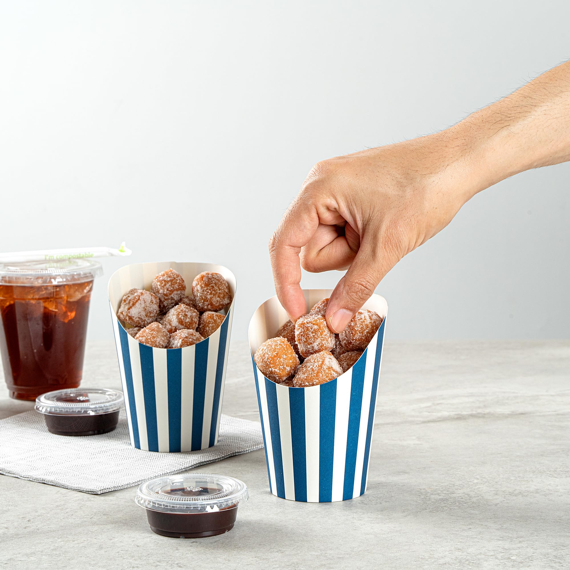 Restaurantware Bio Tek - Recipientes de papas fritas de 12 onzas, 100 tazas desechables para embutidos, diseño inclinado, redondos, vasos de papel a rayas, apilables, para gofres, patatas fritas o