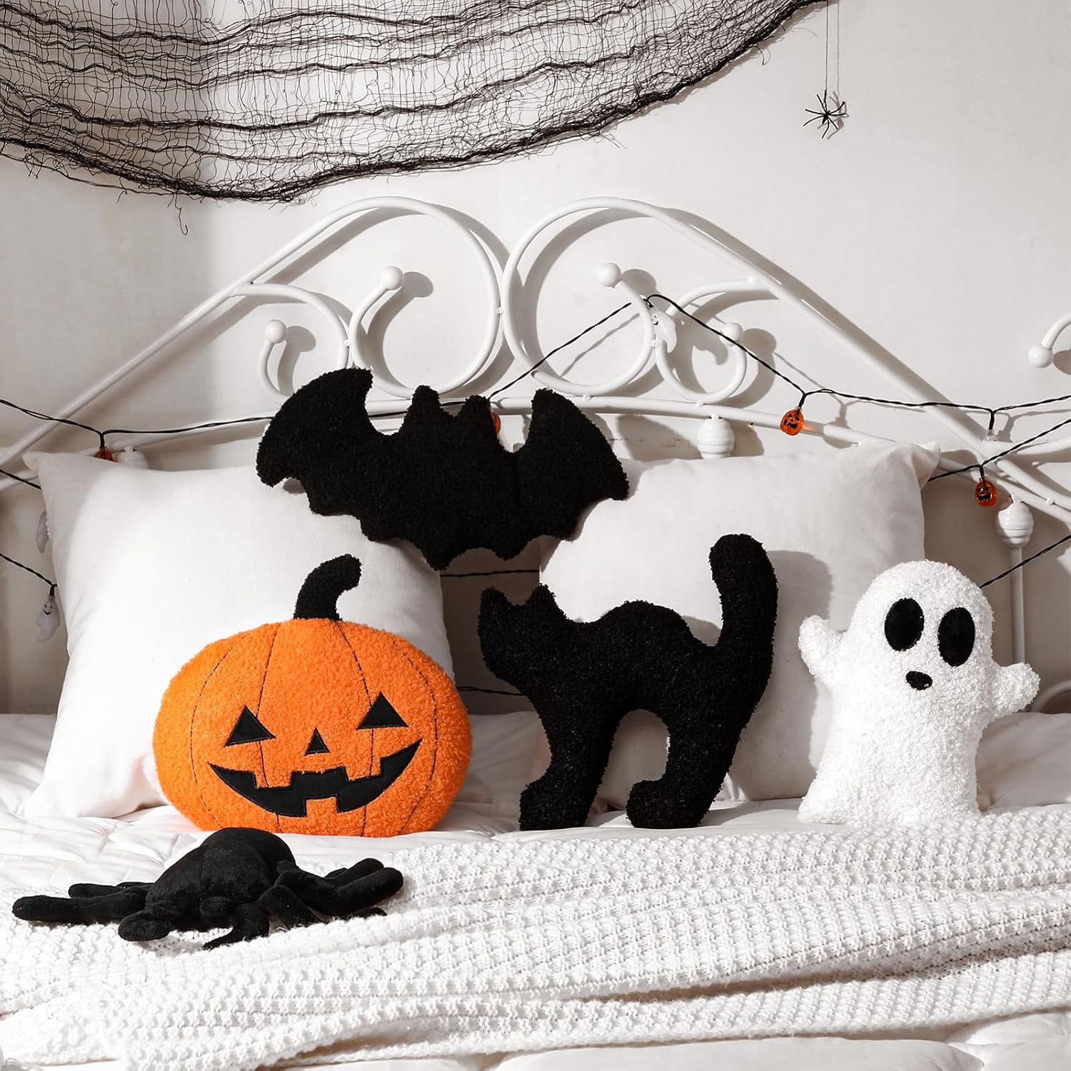 5 Pcs Halloween Pillow Set Soft Plush Spooky Cushion Spider Black Cat Bat Ghost Jack-o'-Lantern Throw Pillow for Halloween Party Living Room Couch Sofa Bed Decoration