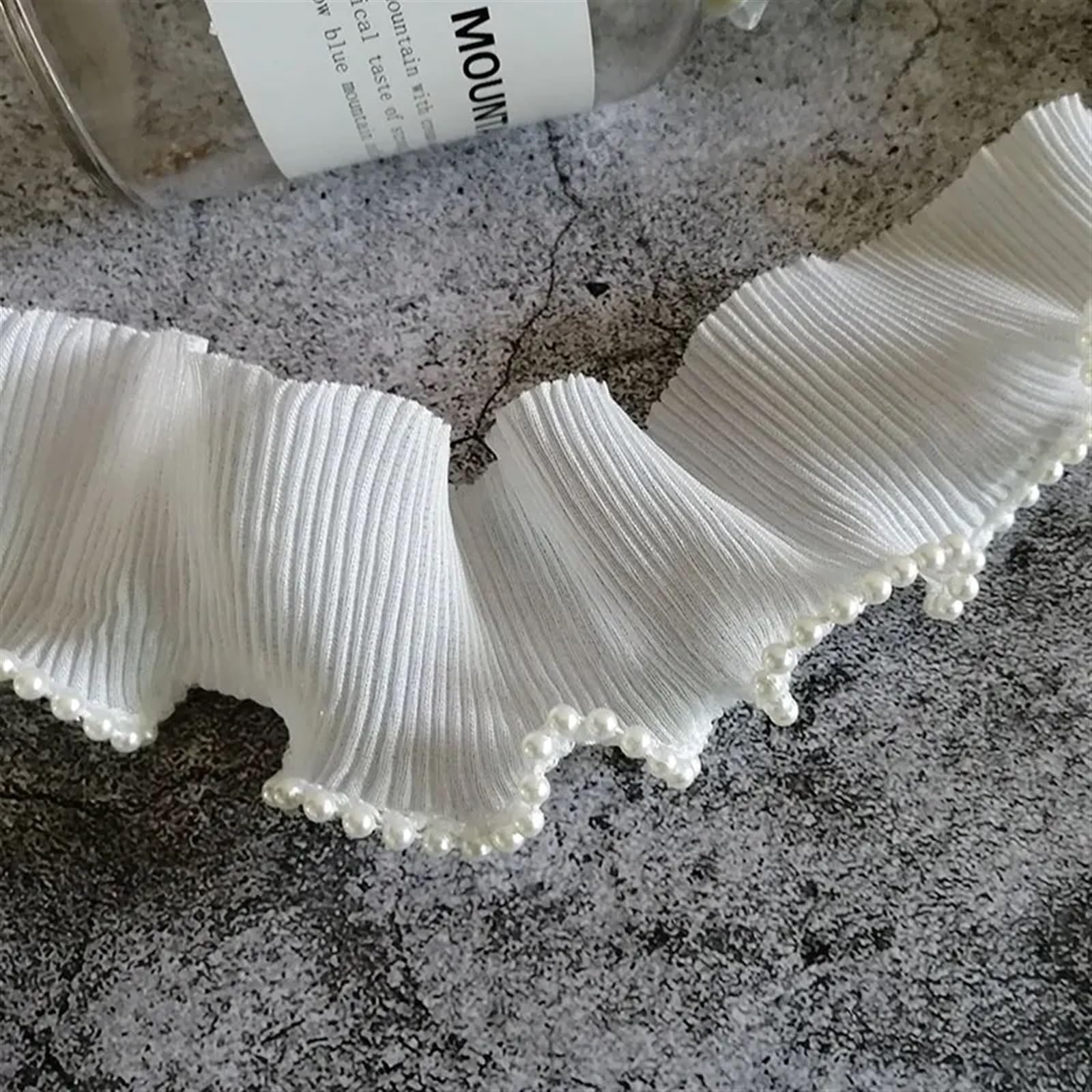 Delicado ribete de encaje con volantes. Cinta de encaje elástica de gasa plisada blanca de 6 cm de ancho con flecos y volantes de cuentas, hecha a mano