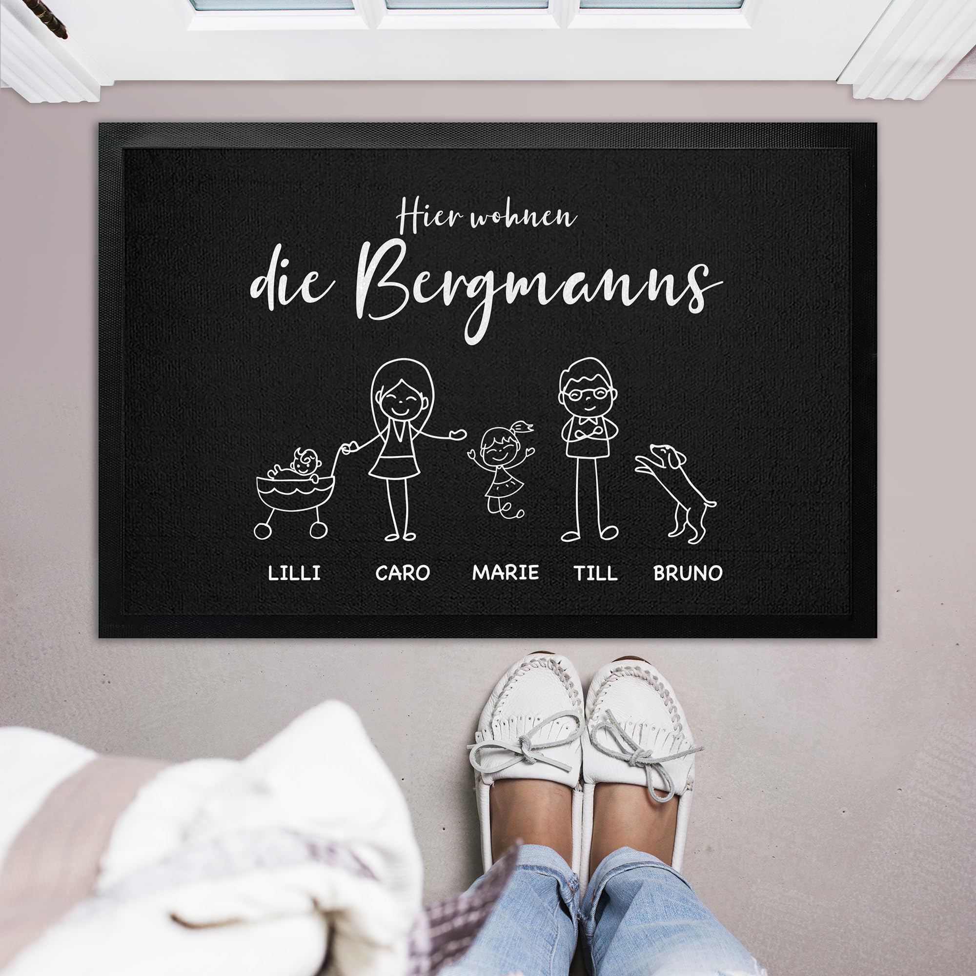 Fußmatten personalisiert Familie Namen Strichmännchen | Willkommen bei Familie Wunschtext bis 120cm | Türmatte Familie personalisiert | Geschenk Einzug, Umzug, Geburtstag (75x50cm)