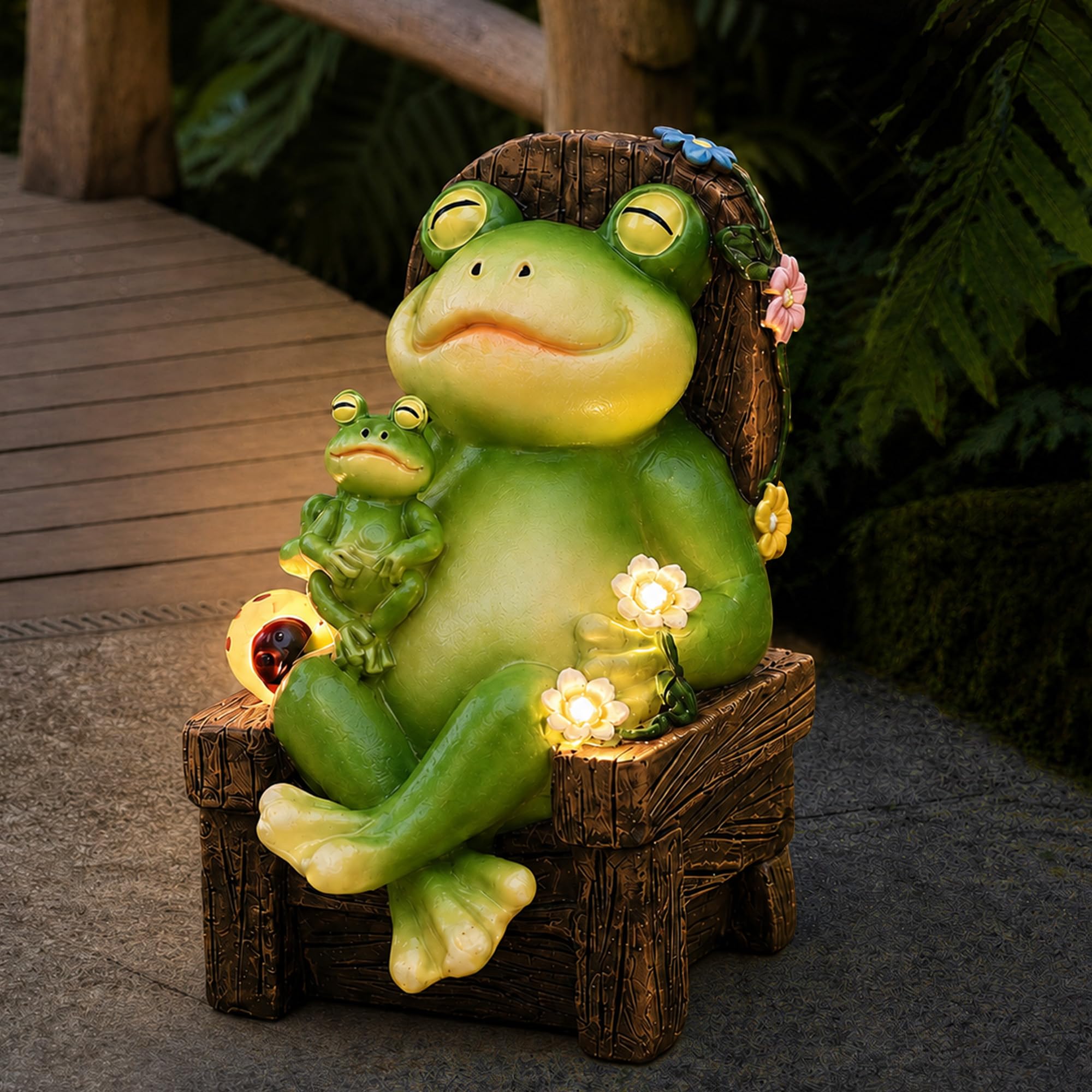 Yeomoo Statuette da giardino a energia solare con coccinelle e fiori, decorazione da giardino per esterni, divertente rana madre con bambino su sedia a dondolo, decorazione per soggiorno, giardino