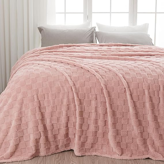 NEWCOSPLAY Super Soft King Blanket Pink Premium Silky Flannel Fleece 3D Checkered Lightweight Bed Blanket All Season Use (Pink Checkered, King(90"x110"))