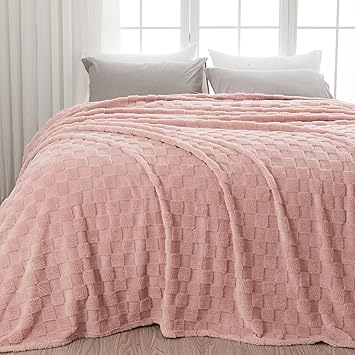 NEWCOSPLAY Super Soft King Blanket Pink Premium Silky Flannel Fleece 3D Checkered Lightweight Bed Blanket All Season Use (Pink Checkered, King(90"x110"))
