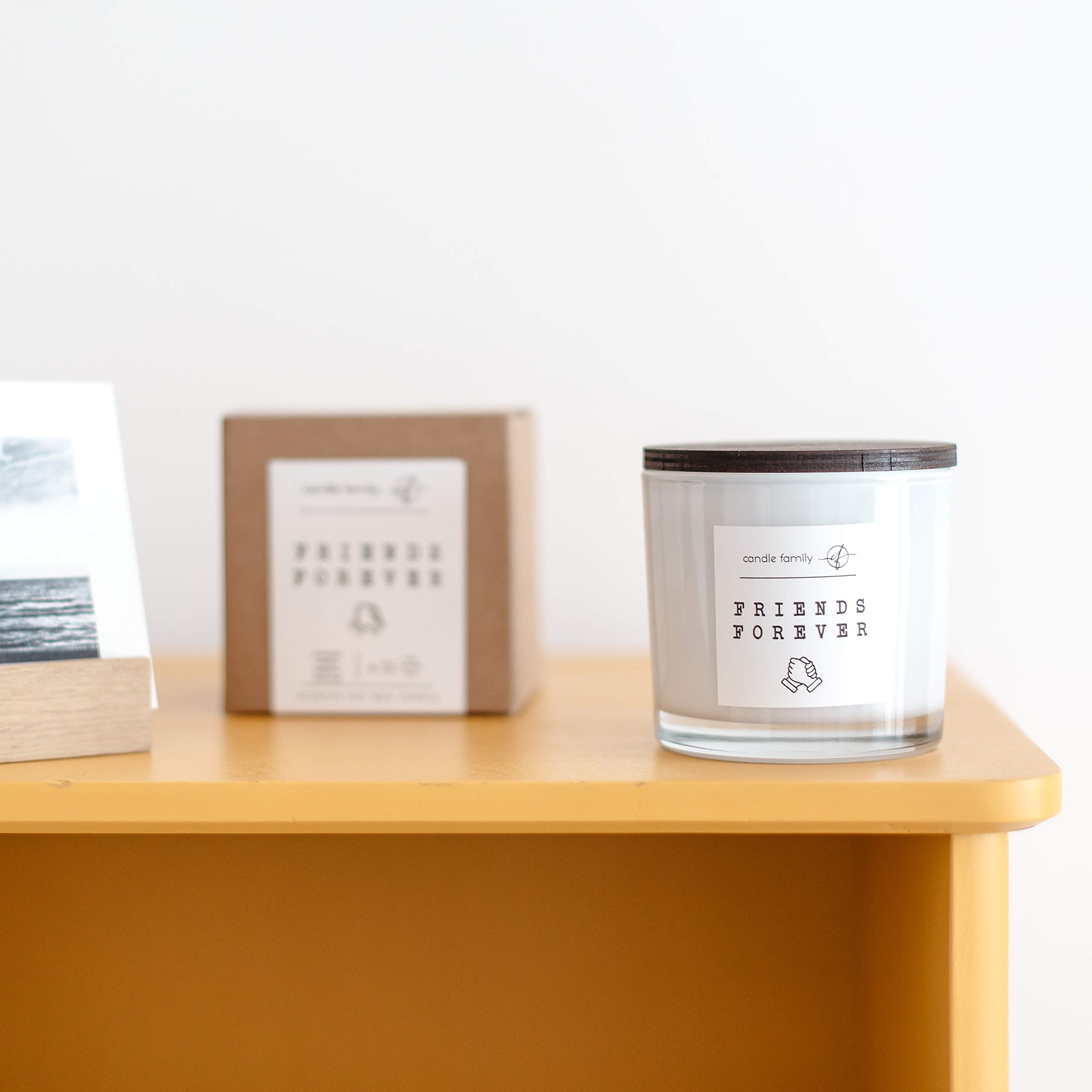 Candle Family Happy Home Bougie en cire de soja avec couvercle en bois élégant et parfum relaxant - Raisin rouge, pomme et ambre - Durée de combustion : 30 heures - 10 x 10 cm