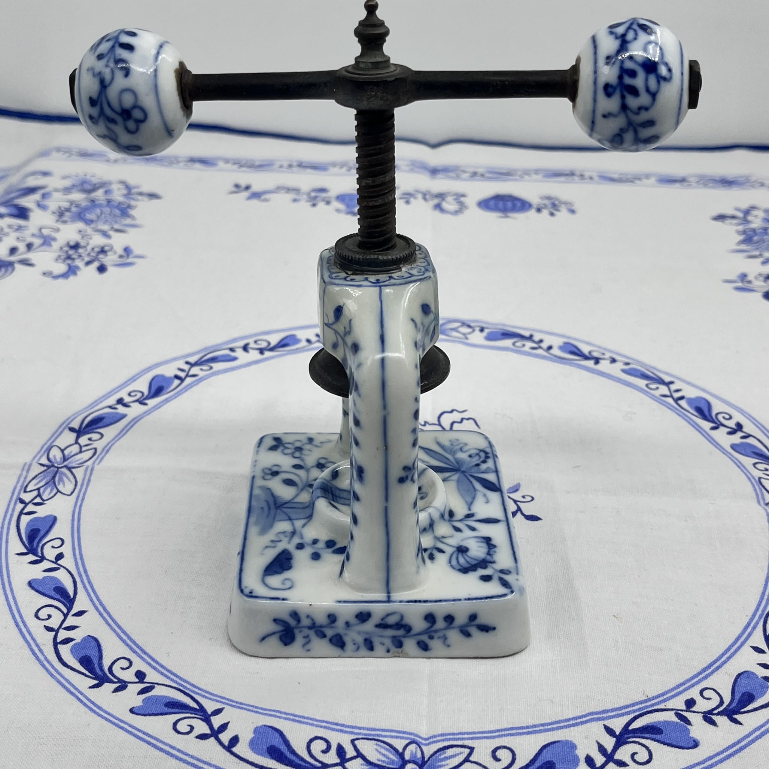 Casse-noisette mécanique antique en porcelaine Motif oignon en fer