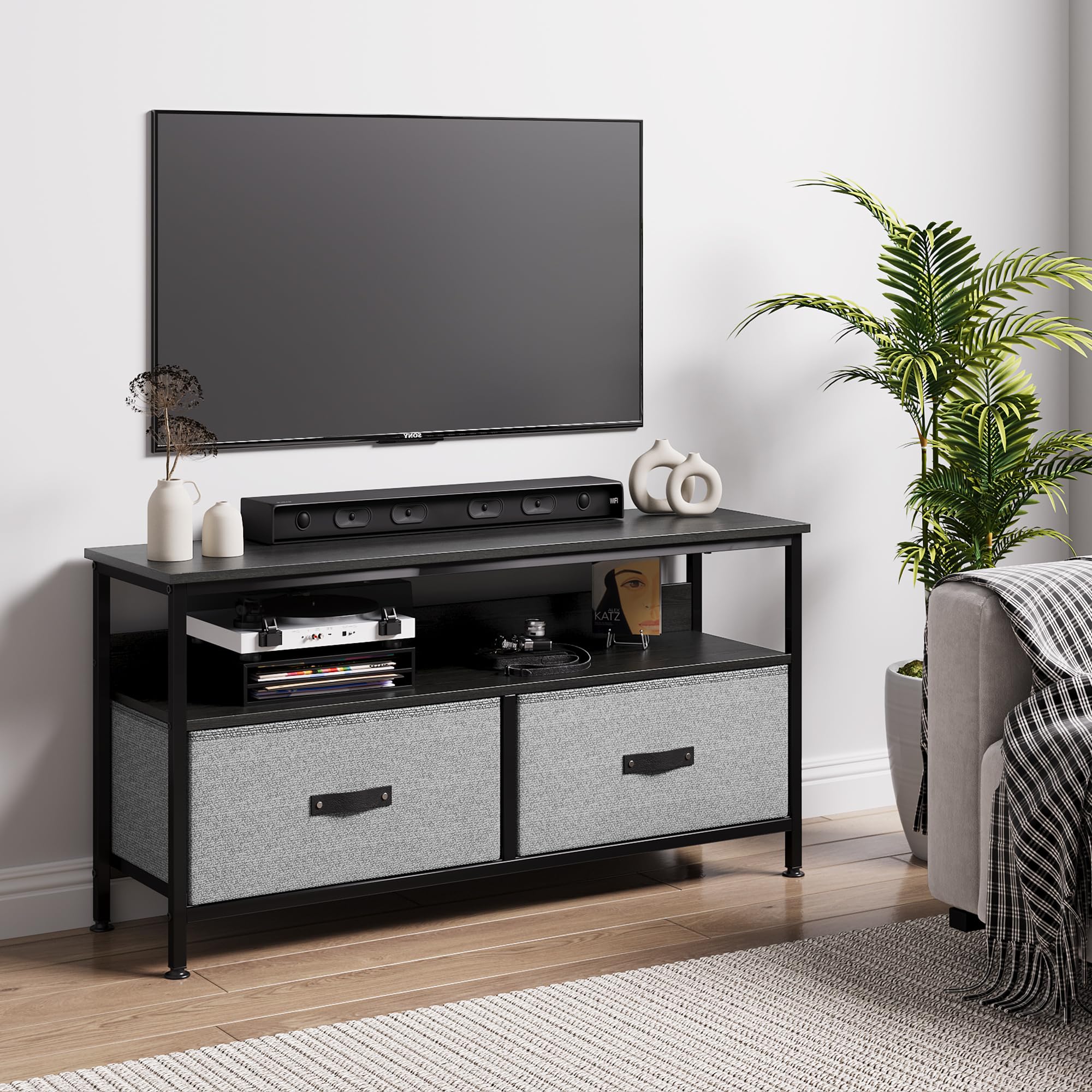 Meuble TV en bois noir pour éliminer le désordre visuel et ranger vos consoles