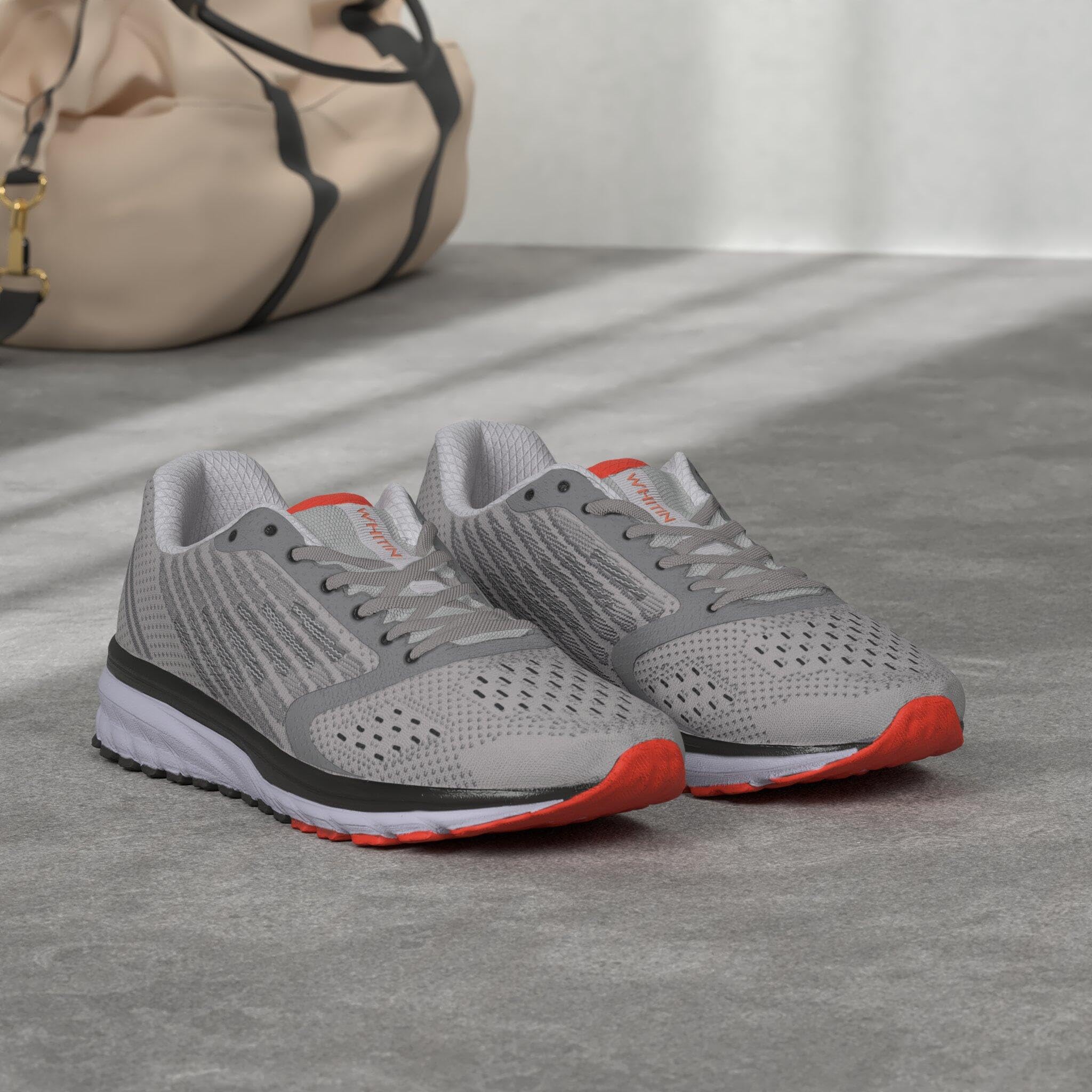 Nahaufnahme der WHITIN Laufschuhe, die den Materialmix und die Sohlenkonstruktion zeigen.