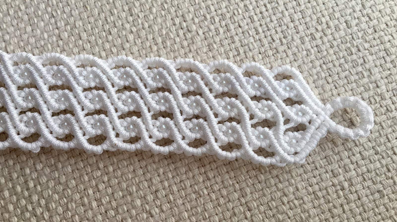 Pulsera macramé blanca hecha a mano con perlitas. Pulsera novia.Pulsera boda boho .Mide aprox. 16 cm. de largo y 2,5 cm. de ancho