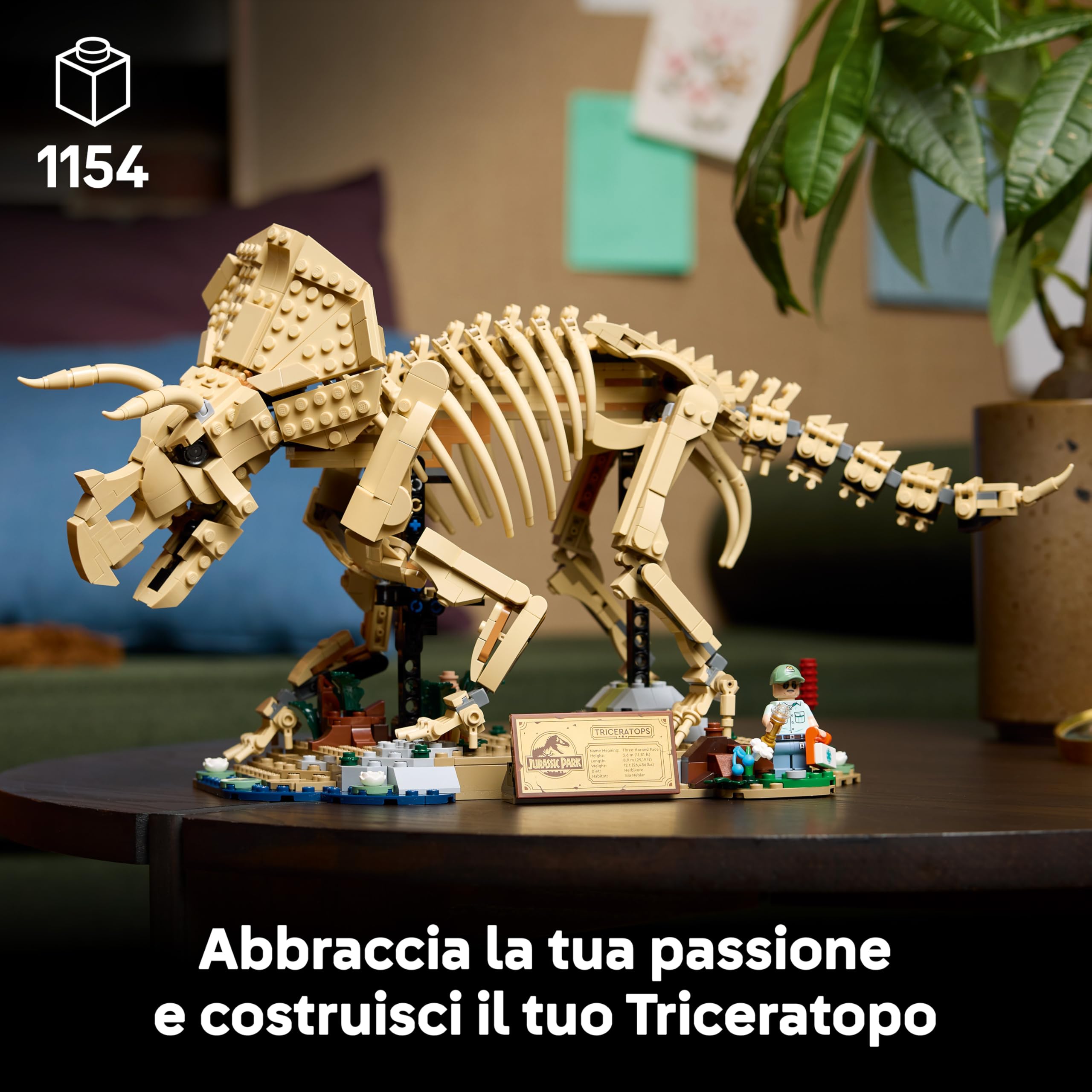 LEGO Jurassic World Fossili di Dinosauro: Triceratopo - Kit Modellismo per Adulti con Minifigure del Dr. Gerry Harding - Decorazione per Scrivania o Scaffale - Regalo per Fan di Jurassic Park - 77985