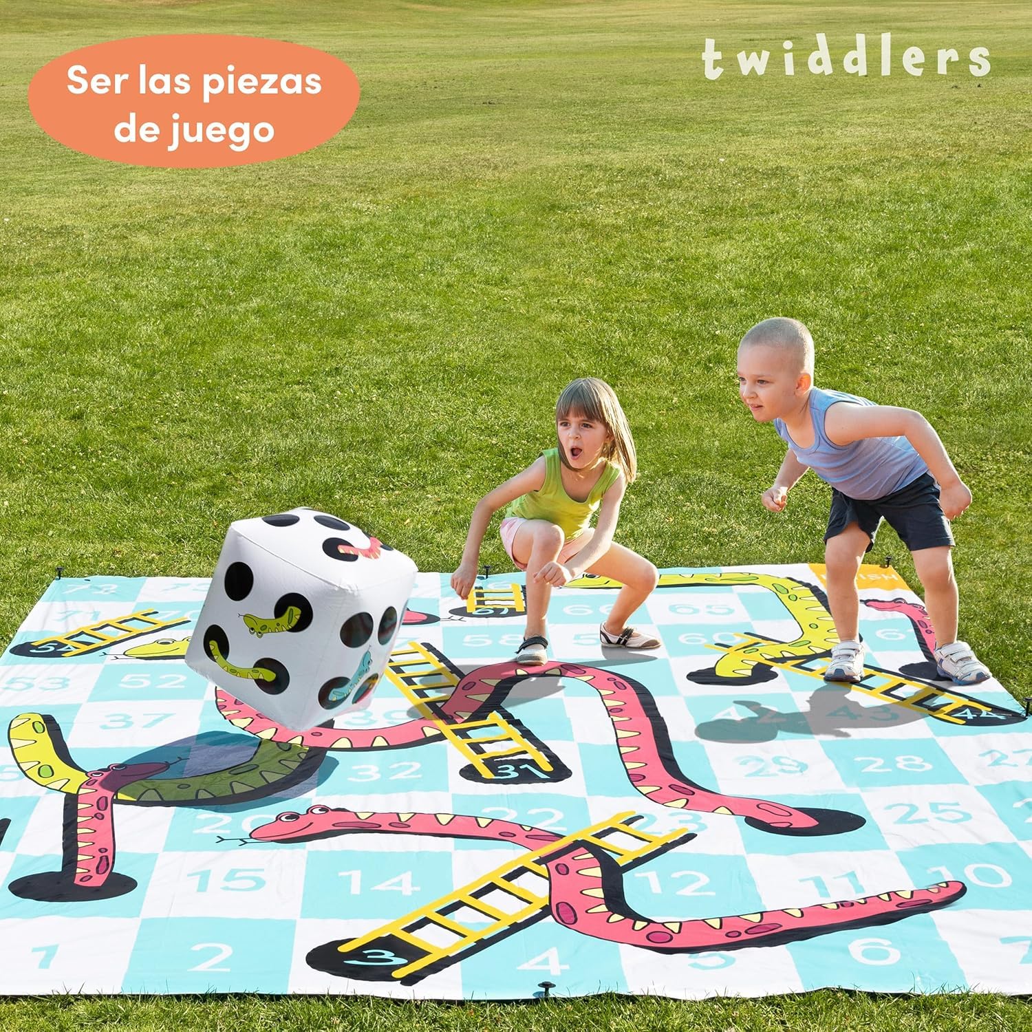 THE TWIDDLERS XXL Juego de Serpientes y Escaleras Gigante (3x3m) - Tapete de Jardín Impermeable con Dado Inflable y Bolsa para Niños y Adultos - Juegos de Exterior para Fiestas y Familia