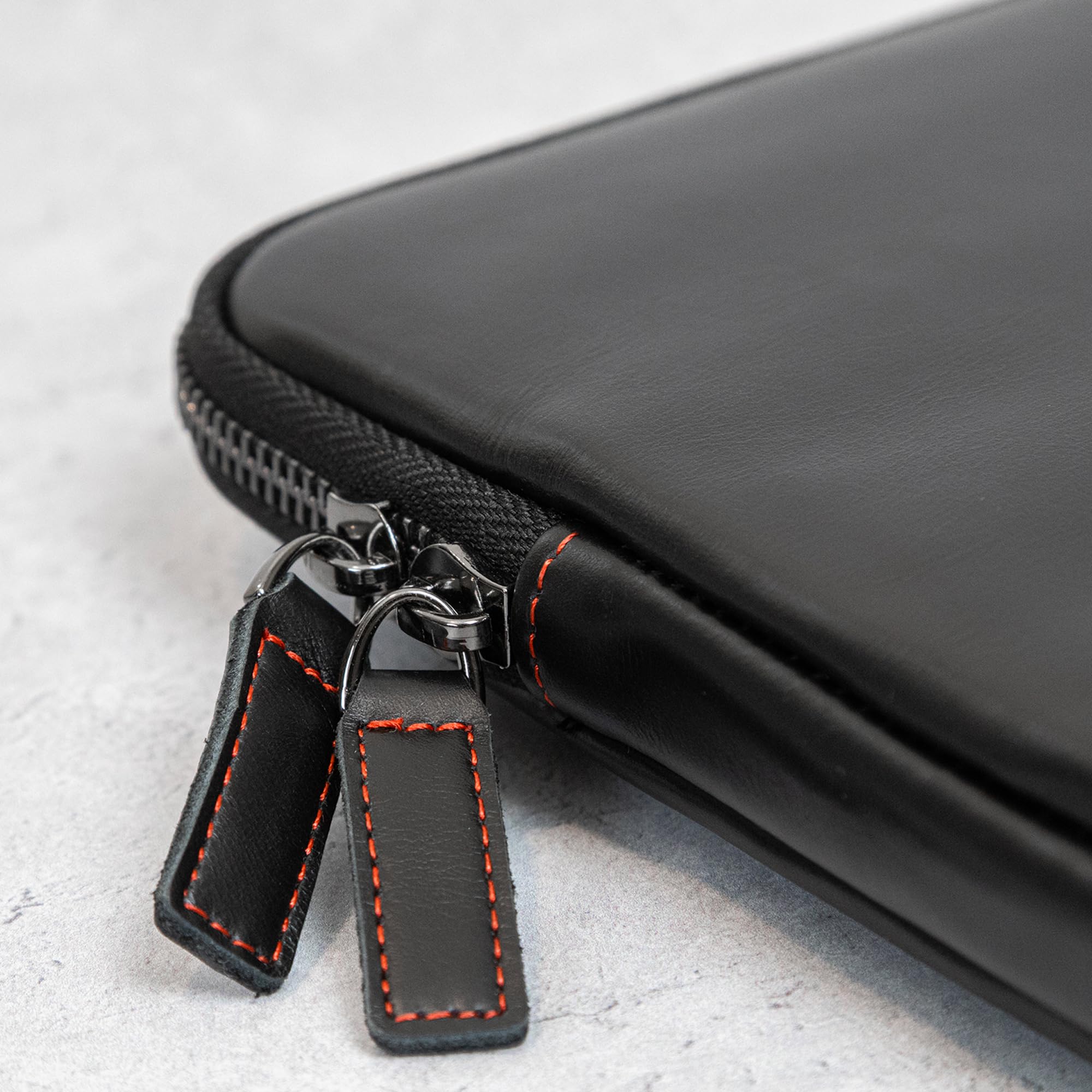 Casemade Funda de piel auténtica con cremallera para laptop, bolsillo interior y forro de lana, compatible con Apple MacBook, HP, Dell, Asus y Levovo (14 pulgadas, color negro)
