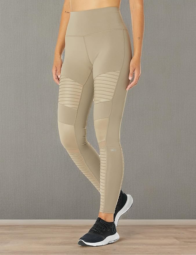 Kokrakli va toliq ayol sportchi yigitlar bilan jinsiy aloqa qilishni yaxshi koradi. Eshakdagi jinni it uslubi