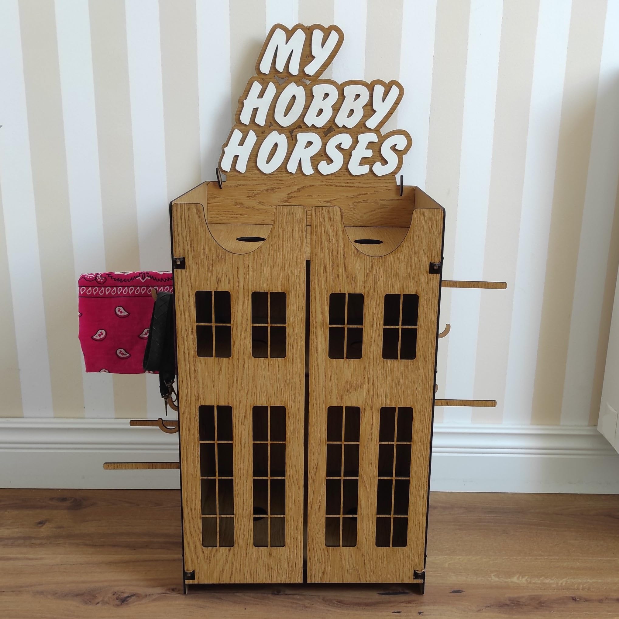 Cavallo in legno – Giocattolo per cavalli per 2 hobby horse con porte e accessori – Stalla per cavalli – Design in legno scuro