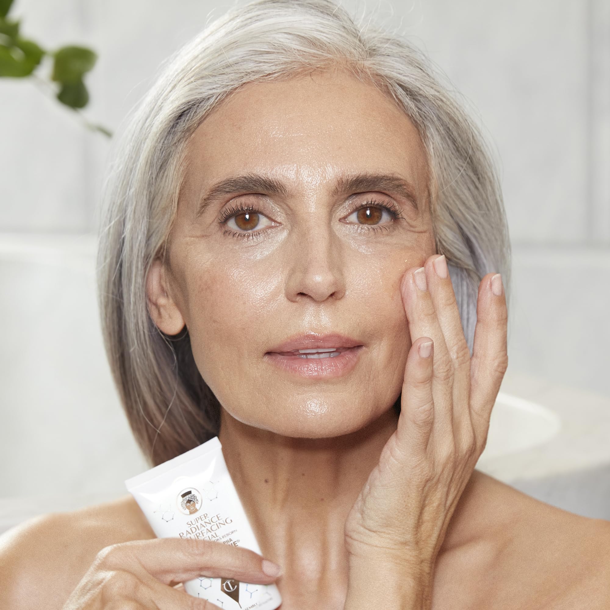 Charlotte Tilbury Super Radiance Face Exfoliator - Gentle Exfoliating Mask with Salicylic & Glycolic Acid - Refines Pores, Improves Radiance, Hydrates & Adds Glow