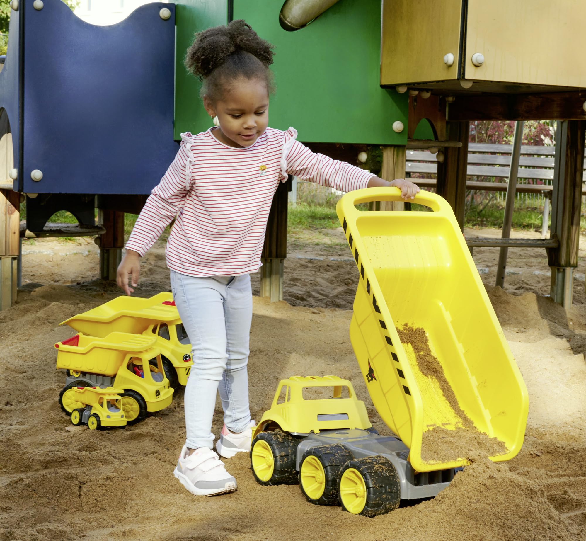 Big Power Worker Mega Kipper (65 cm) - XXL Kipplaster mit großer Kippmulde (Platz für 12,8 l Ladung) und 6 Reifen für drinnen & draußen, Baustellenfahrzeug für Kinder ab 2 Jahre, gelb