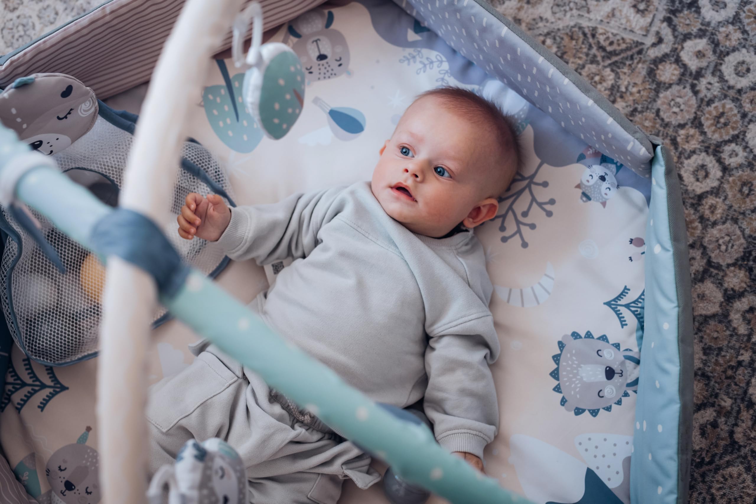 Arche de jeu MoMi PASTEL avec tapis rampant 3 en 1 pour bébé dès la naissance, tapis d'activité sensorielle avec 2 arches, bain de balles, 5 jouets, 20 balles avec sac