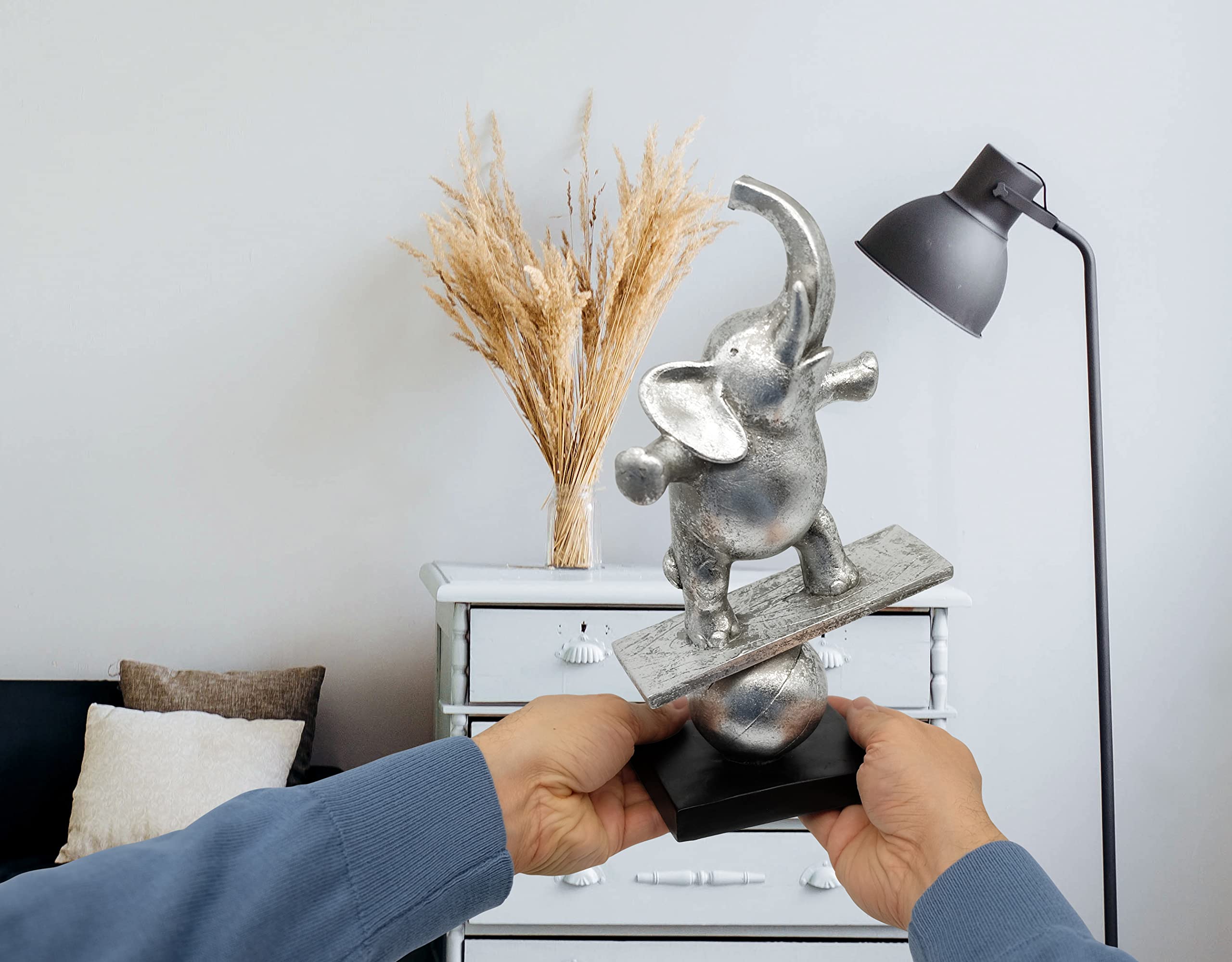 FeinKnick Skulptur “Lebenskünstler” - inspirierende & Moderne Elefanten Dekoration aus Kunststein 30cm groß - Deko Elefanten Figur als Statue in Silber - humorvolle Dekofigur Elefant