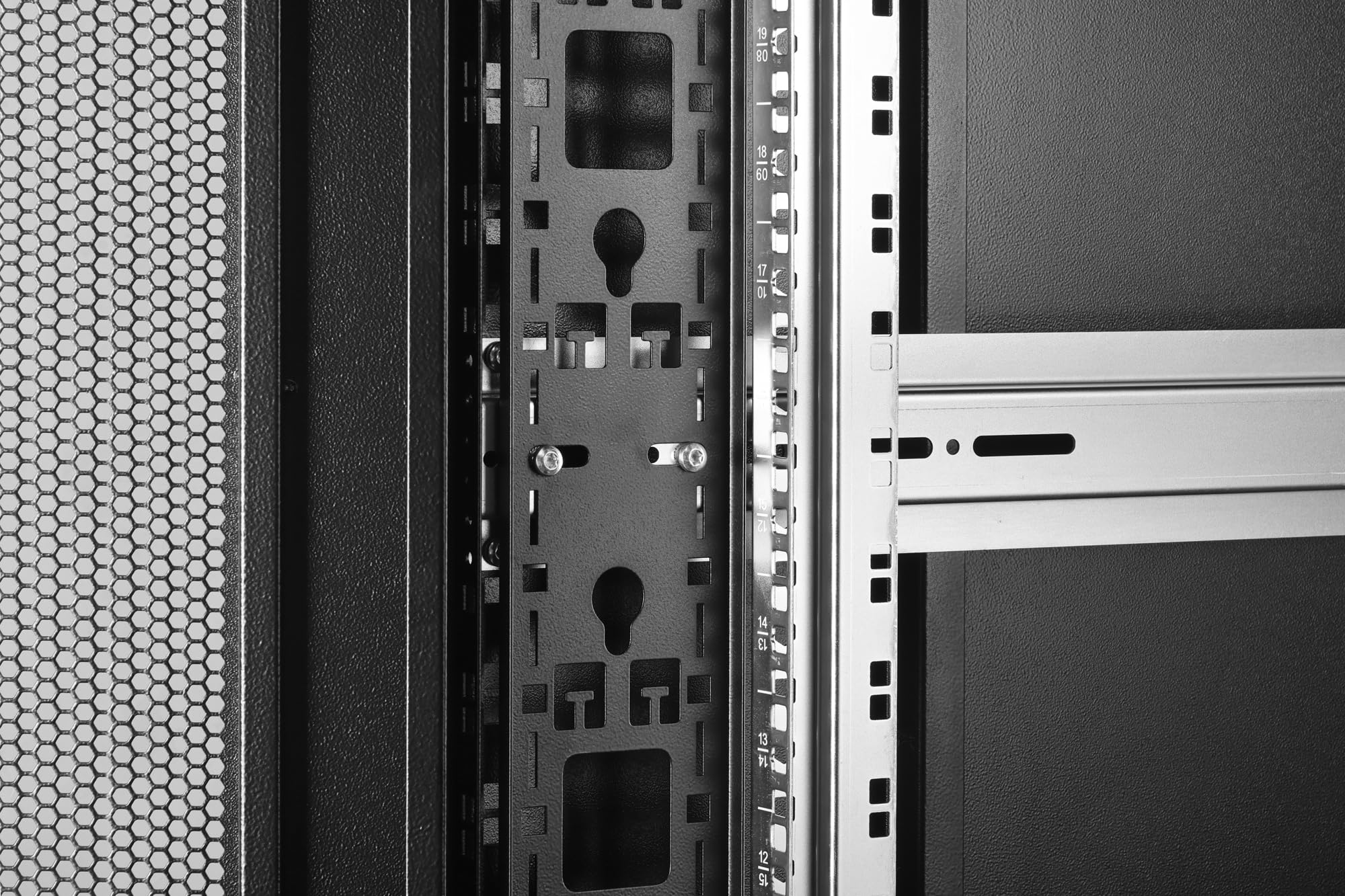 DIGITUS Szafa serwerowa – 19 cali 26 U – 60 x 100 cm – seria Unique Server-N – nośność 1200 kg – głębokość użytkowa 943 mm – perforowane drzwi stalowe – czarna