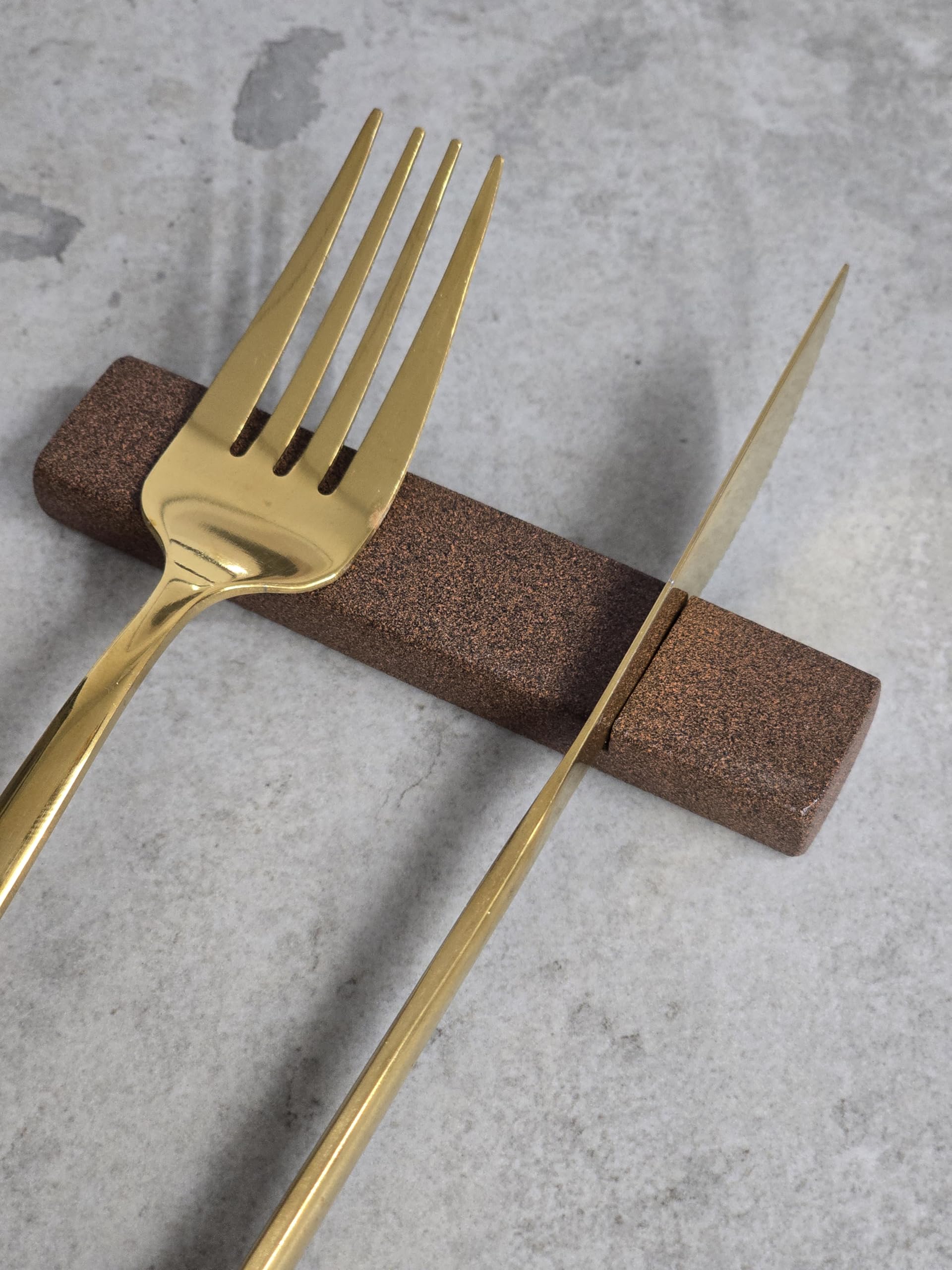 Poggia Posate in Metallo, 9.5 × 2 × 1 cm, Design Minimale con Feltro Antigraffio (4, Corten Raggrinzato)