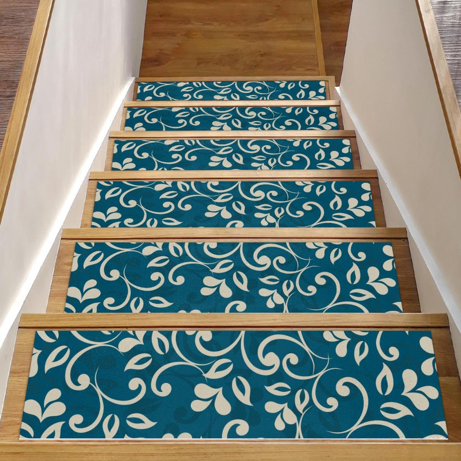 Tapete para peldaños de escalera de madera con diseño textil clásico y acabado refinado