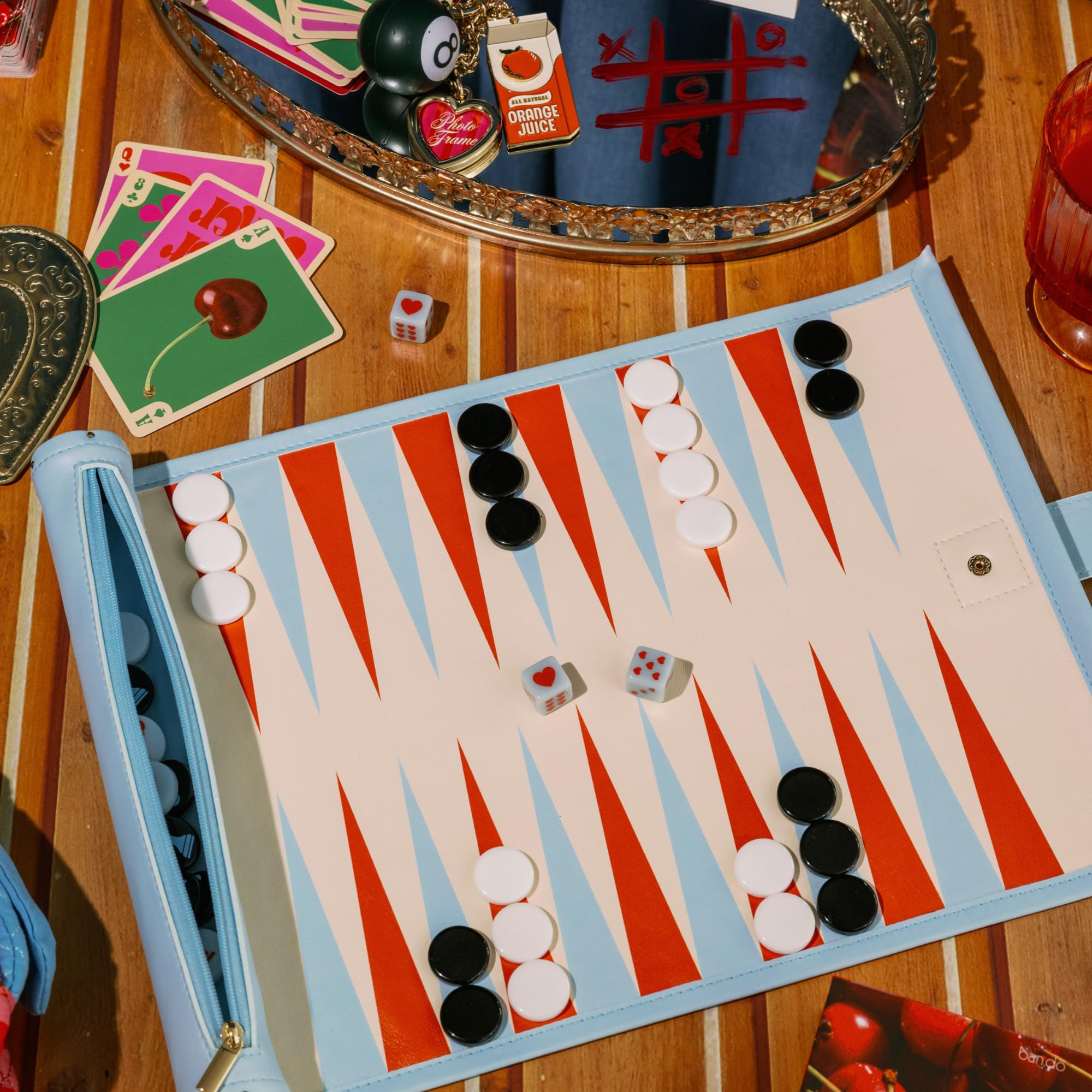ban.do Niedliche Reisespiele für Erwachsene, Schach/Dame/Backgammon | 3-in-1 kleine tragbare Brettspiele, Kunstleder-Aktivitätsrolle mit Kunststoffteilen und Reißverschlusstasche für unterwegs