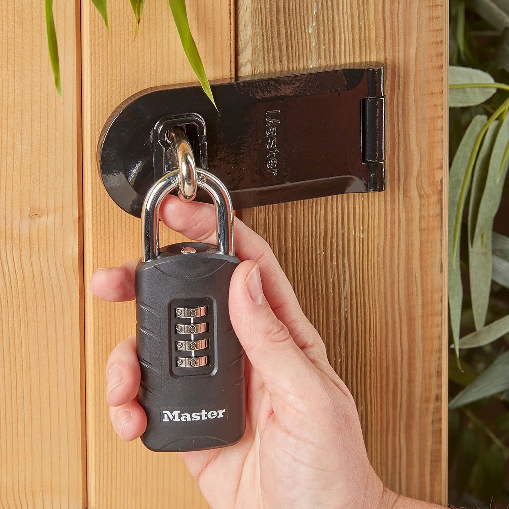 Master Lock Zinc 656EURDBLK Outdoor Combination Padlock with