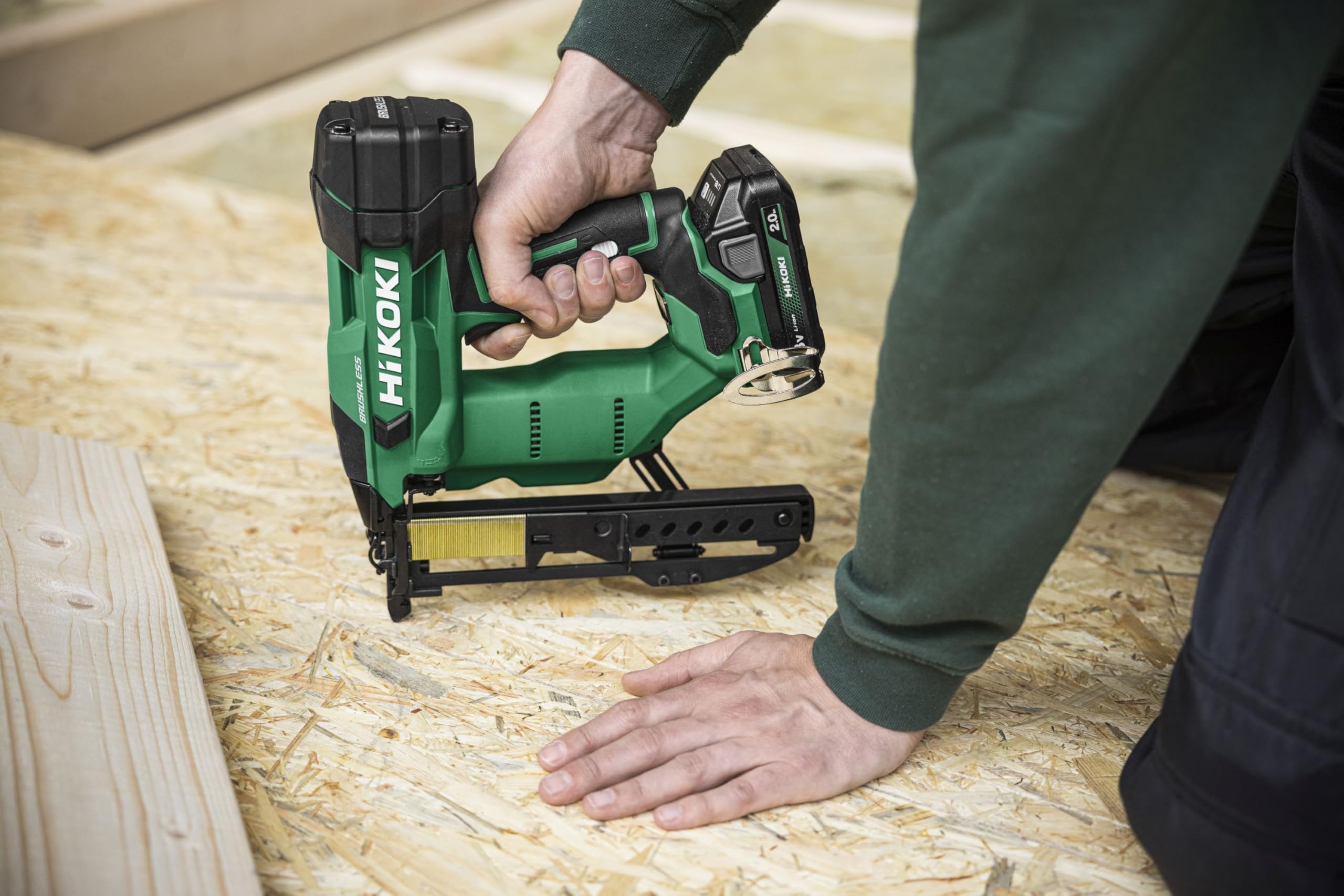 HiKOKI N1804DAW6Z Akku-Klammergerät, 18V Tacker für 13-40 mm Klammern | Bürstenloser Motor, Luftfederantrieb, 2 Schüsse/Sek, ohne Akku und Ladegerät, inkl. Schutzbrille und HSC Koffer, 2 kg
