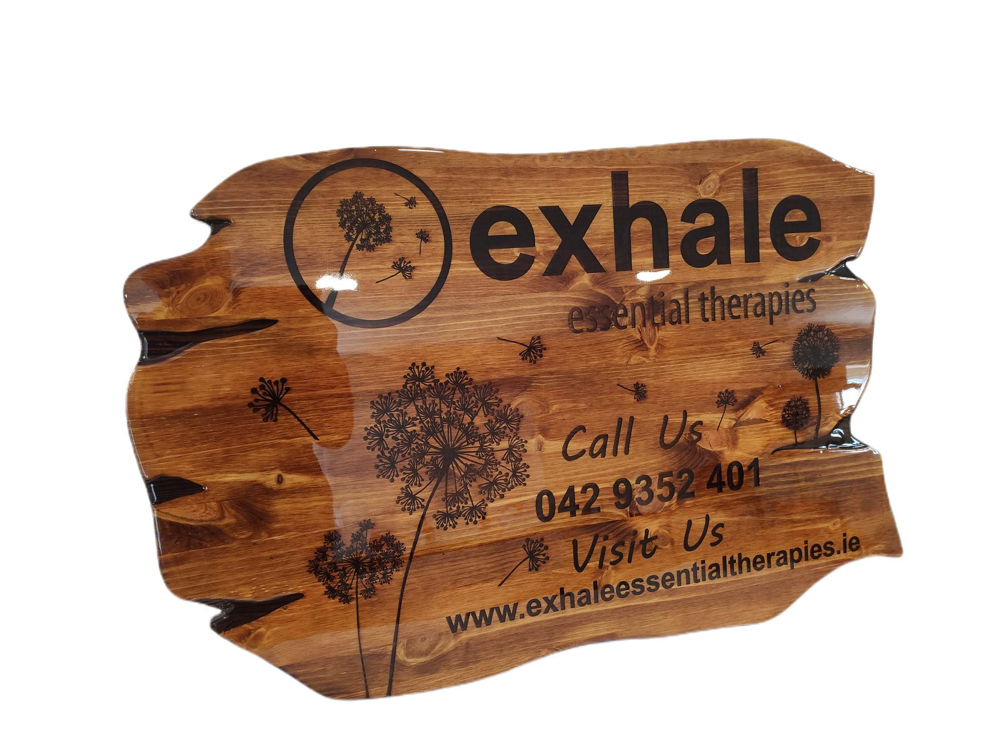 Placa de madera grabada a medida grande hecha a mano para exteriores completamente sellada con resinas. El tamaño del cartel es de 850 x 550 mm, 20 mm de grosor.