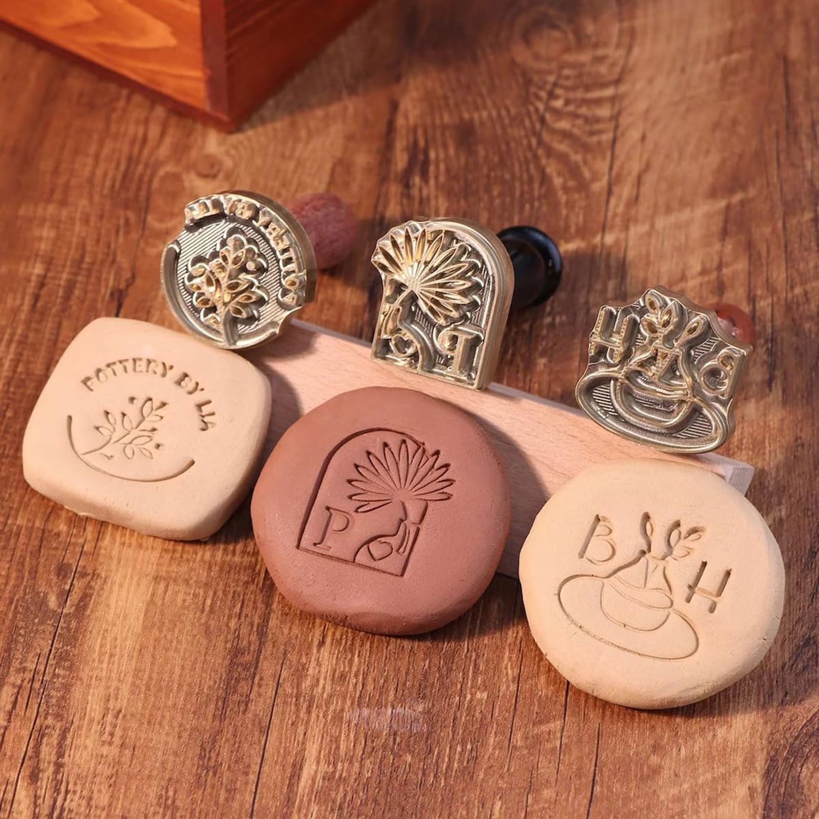 Strumento for timbri in ceramica in ottone fatto a mano, timbro in ceramica personalizzato con logo e manico in legno, simbolo in argilla personalizzato for vasai cartello(2.5Inches)