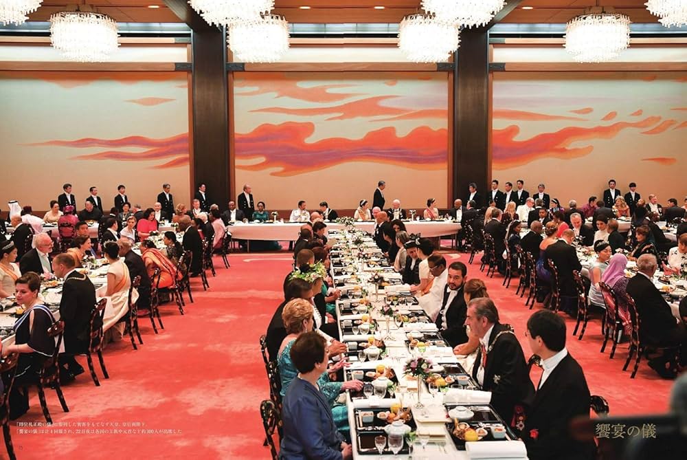 Amazon.co.jp: 令和 即位の礼 豪華記念写真集 : 朝日新聞出版