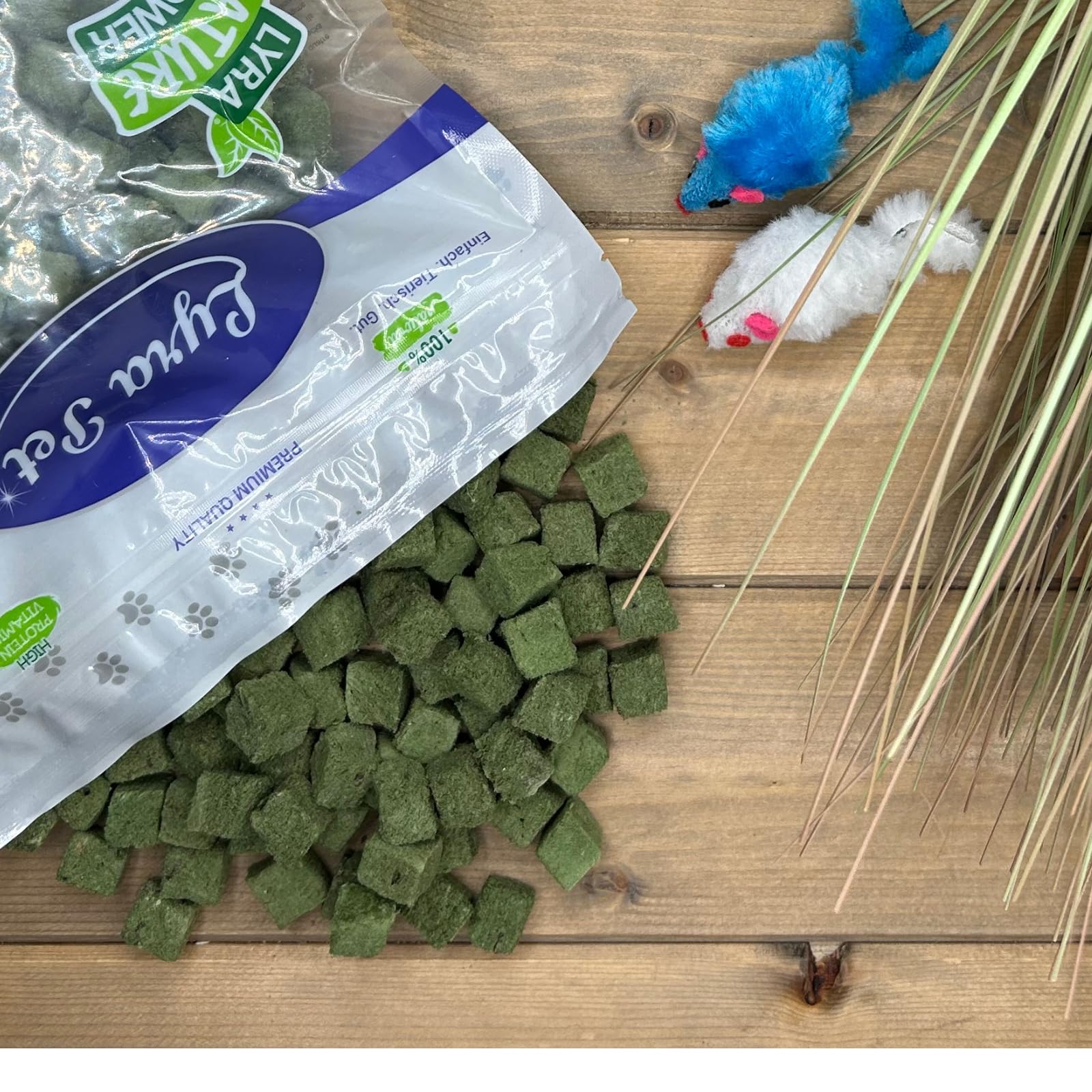 Lyra Pet® 1 kg (5 x 200 g) Katzensnack Mix gefriergetrocknet in 30 L Tonne | 5 Sorten mit Huhn, Ente & Katzengras - deal auch für Kitten & Senioren - Getreidefrei & proteinreich - Belohnung für Katzen