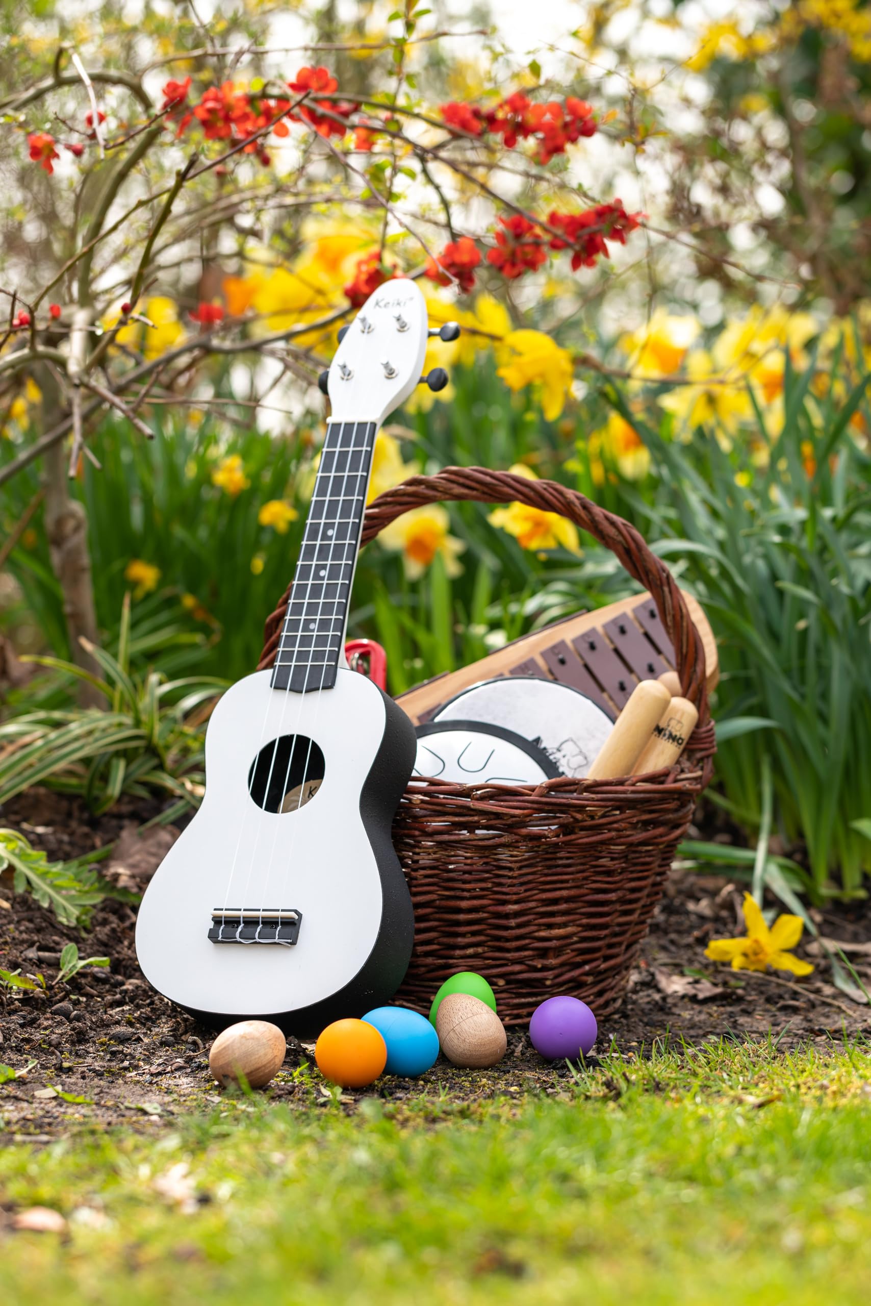 Ortega Guitars Ukelele Soprano blanco - Keiki K2 - Kit de inicio incluye afinador, correa, 5 púas medianas y bolsa de dibujo - pastel/tomatillo (K2-SCL)