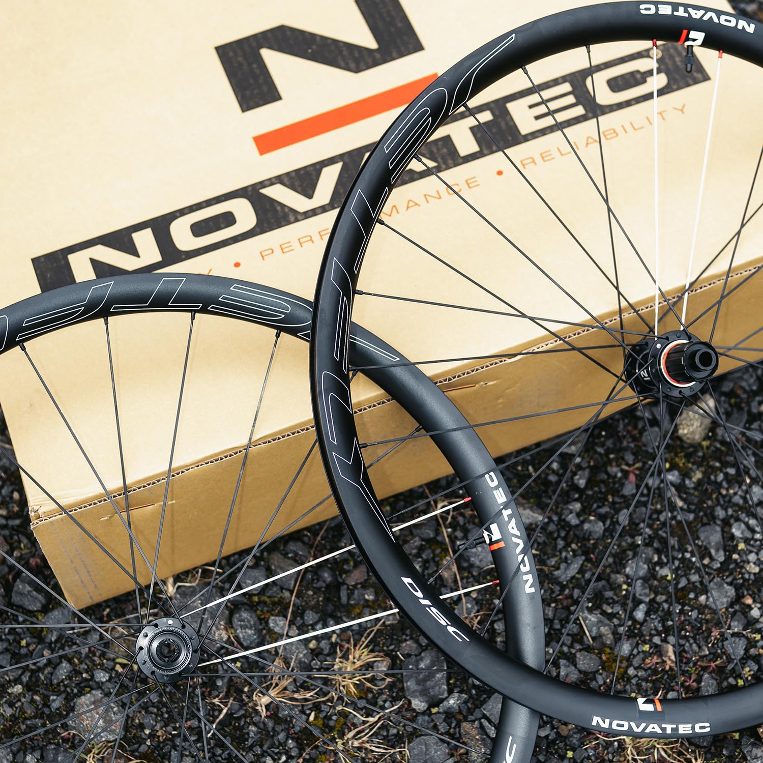 Novatec Carbon Laufradsatz, Rennrad Set, 31.8 mm & 1.714 g, Tubeless, Jefly Disc, Shimano HG Sport & Freizeit