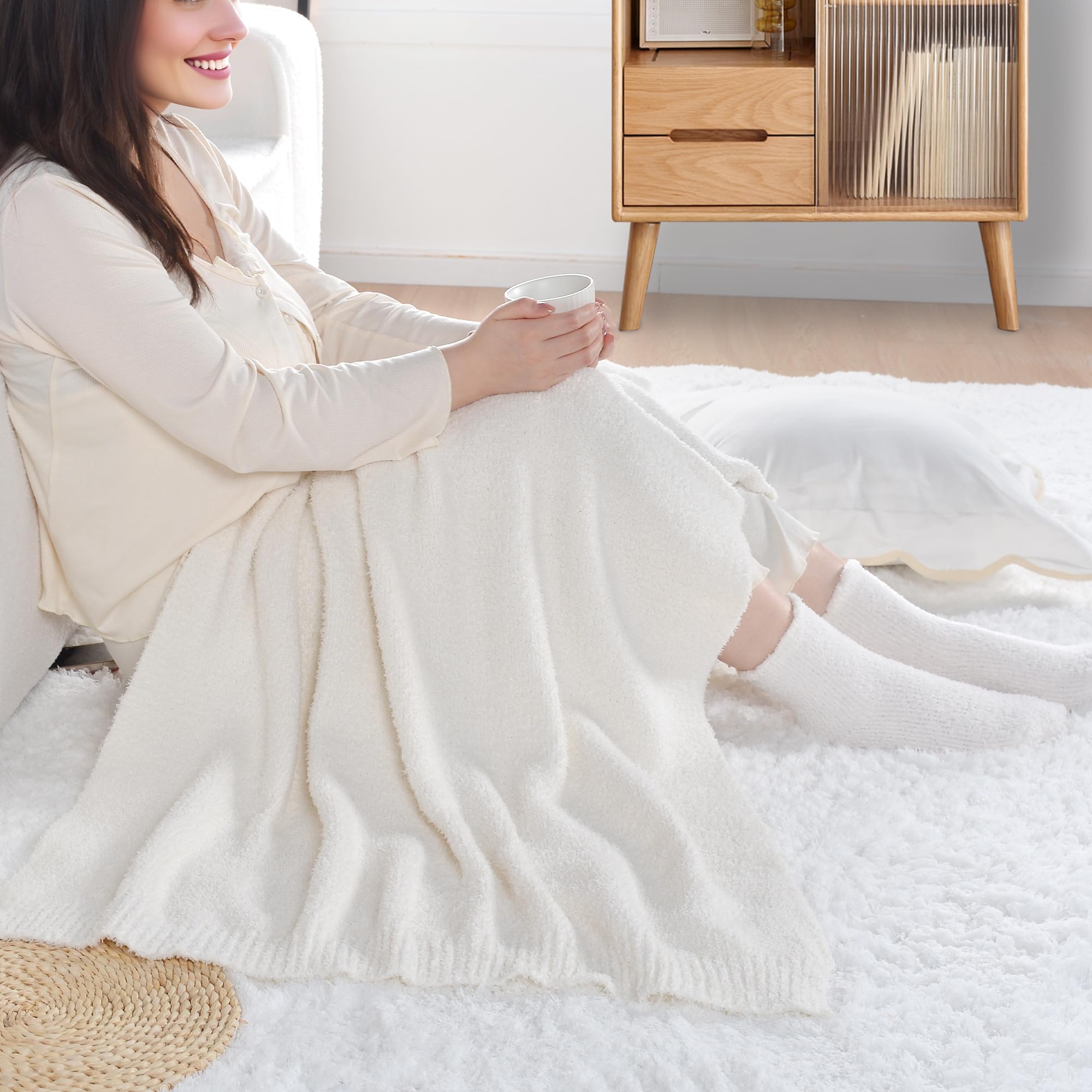 Cesta de regalo acogedora para mujeres con manta, calcetines peludos, máscara de ojos, diadema Cozy Essentials, cestas de regalo de cumpleaños, canastas de regalo para mujer, regalos blancos
