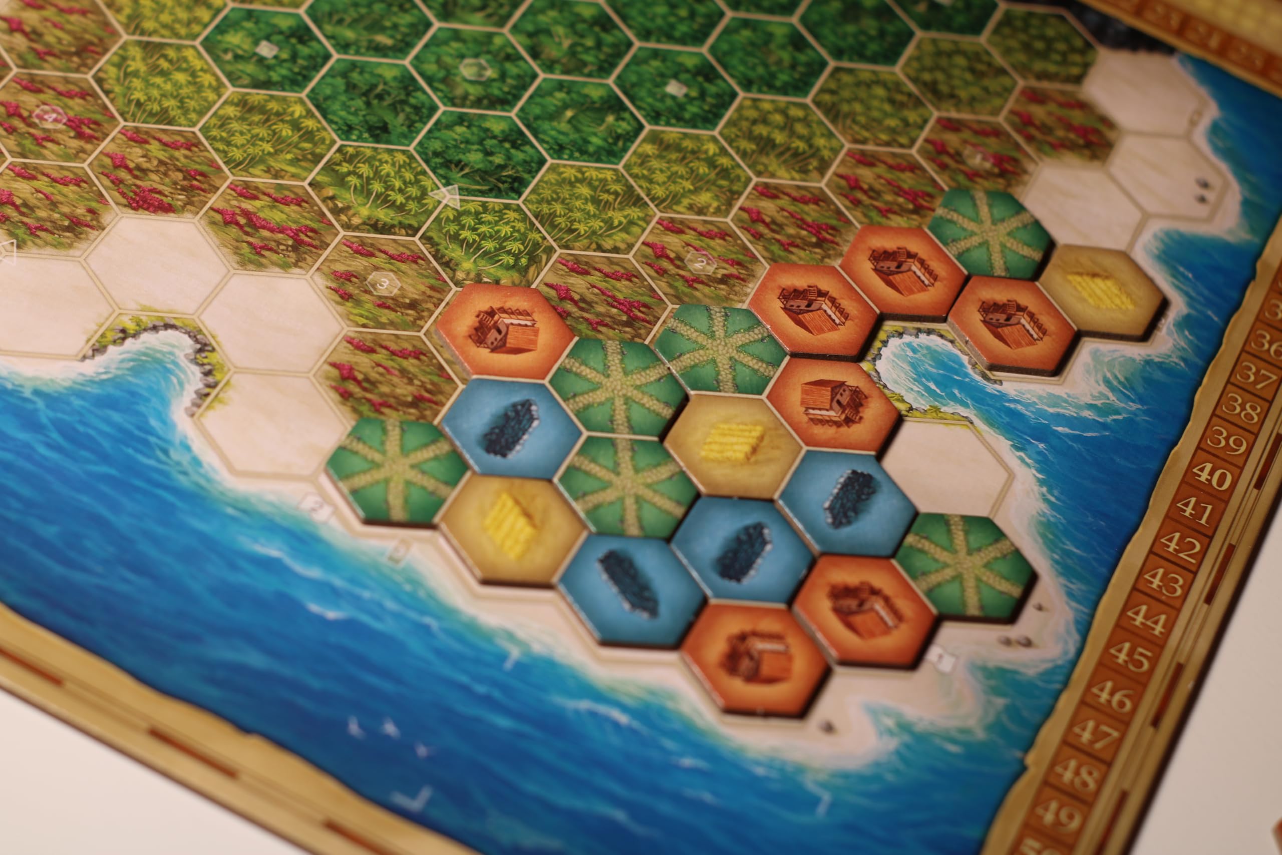 IELLO My Island – Jeu de Société Legacy & Pose de Tuiles – Construisez et Explorez Votre Île en 24 Épisodes – Stratégie & Famille – 2-4 Joueurs | 30 Min | Dès 10 Ans