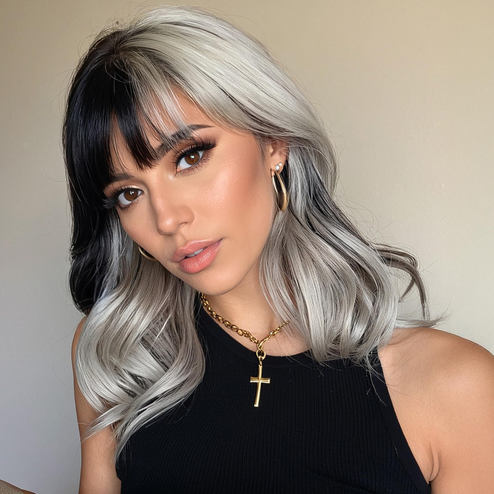 testar Short Black White Wavy Bob Wigs for Women Curly Wigs With Bangs Heat Resistant Fiber Synthetic Cosplay Cruella Deville Wig Daily Party/