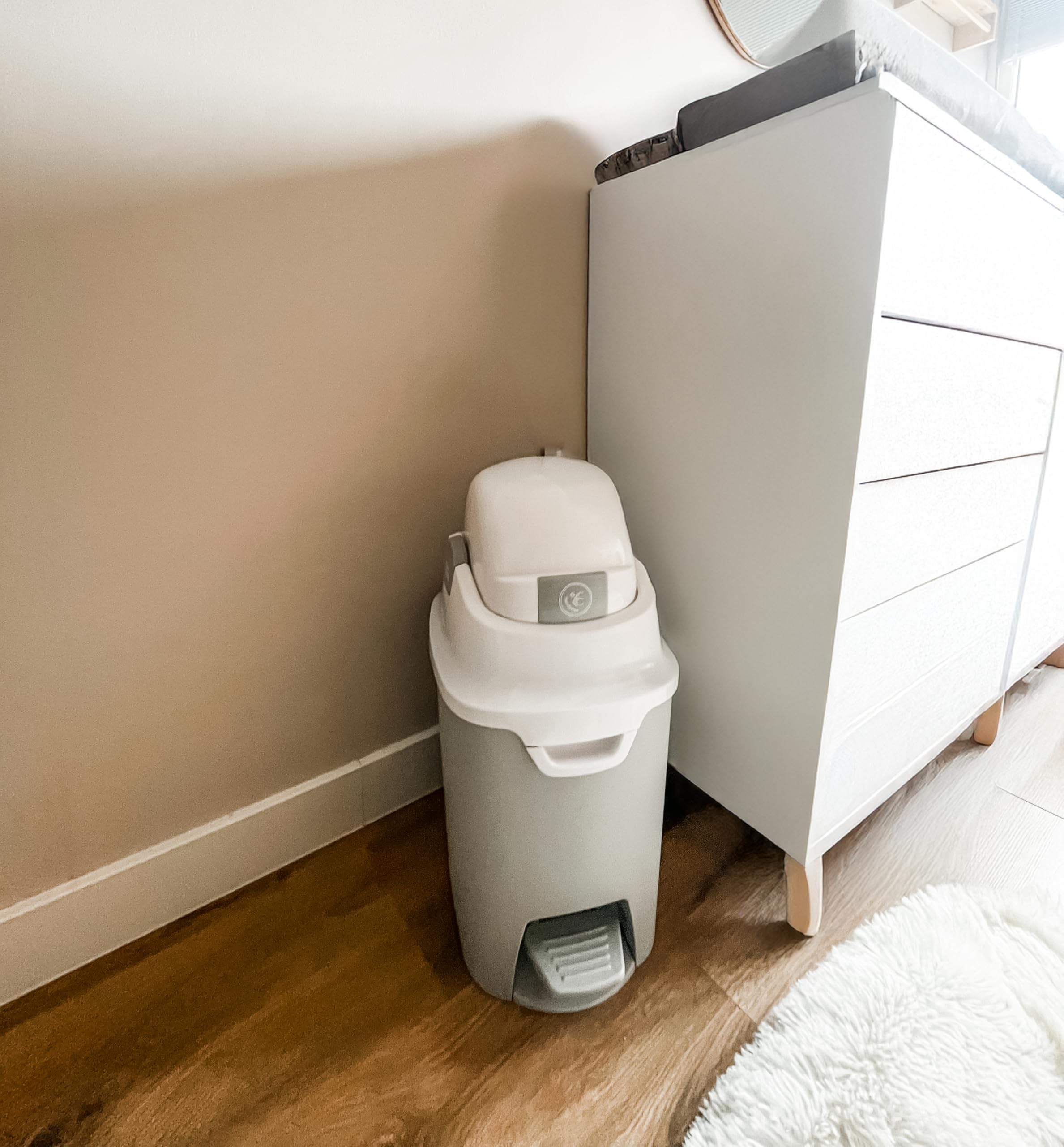 DIAPER CHAMP ONE Standard Handsfree mit Pedal - Windeleimer - geruchsdicht - berührungslose Bedienung - OHNE Nachfüllkassetten - für normale Müllbeutel - für ca. 30 Windeln - silber, weiß