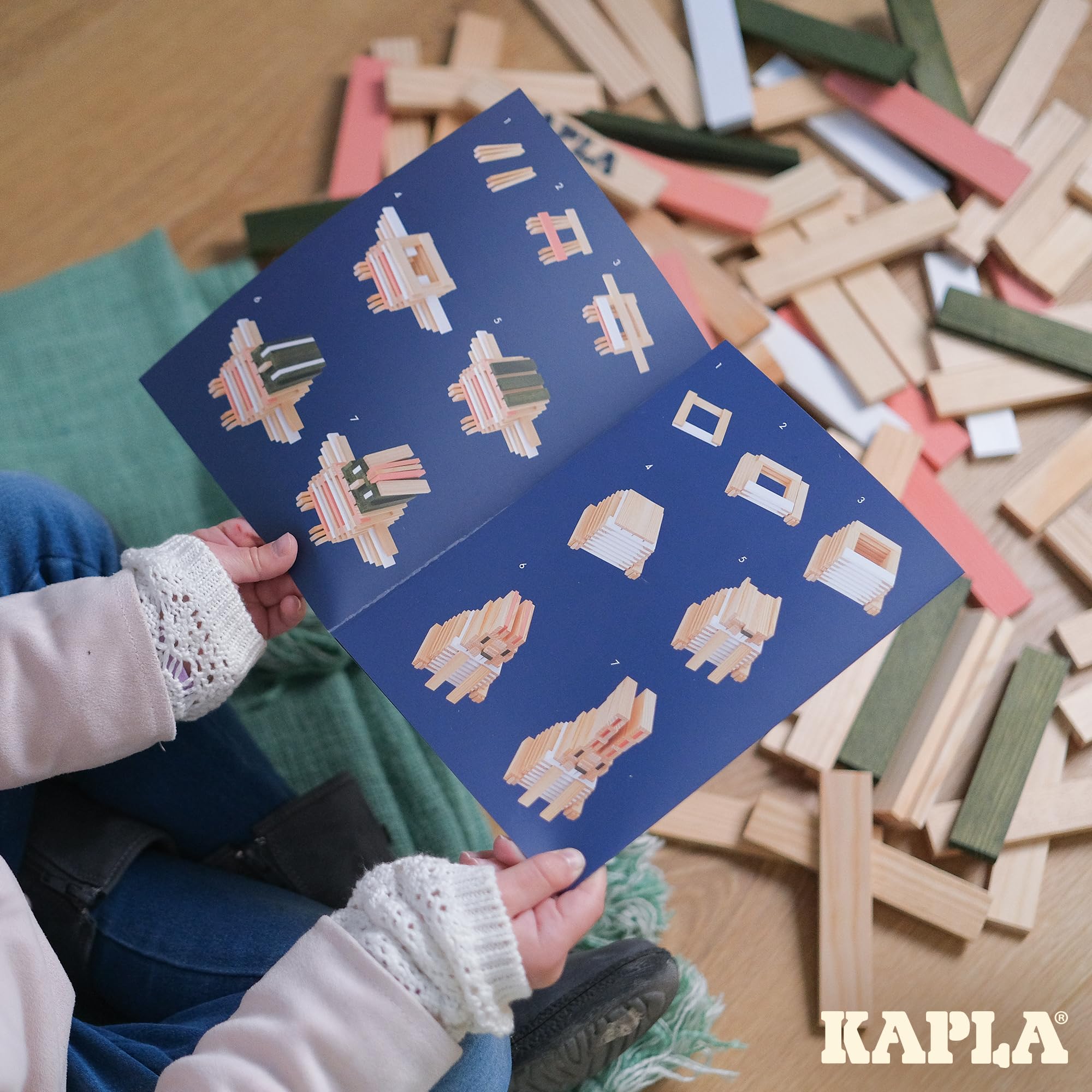 KAPLA Baril Printemps 200 planchettes colorées (Vertes Roses et Blanches), Jeu en Bois, Jeu de Construction, dès 2 Ans