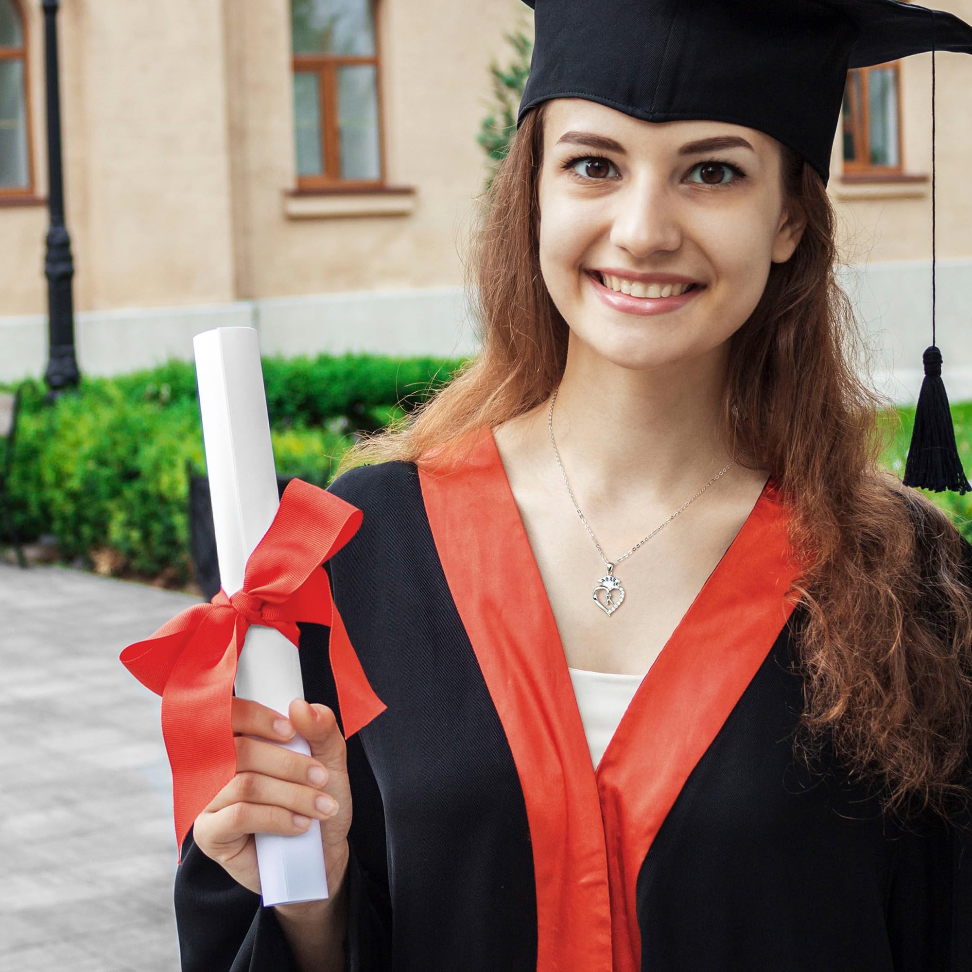 TINGN Regalos de graduación para ella 2024, collares con dije de corazón con inicial con gorra de graduación de clase 2024, regalos de graduación para ella 2024