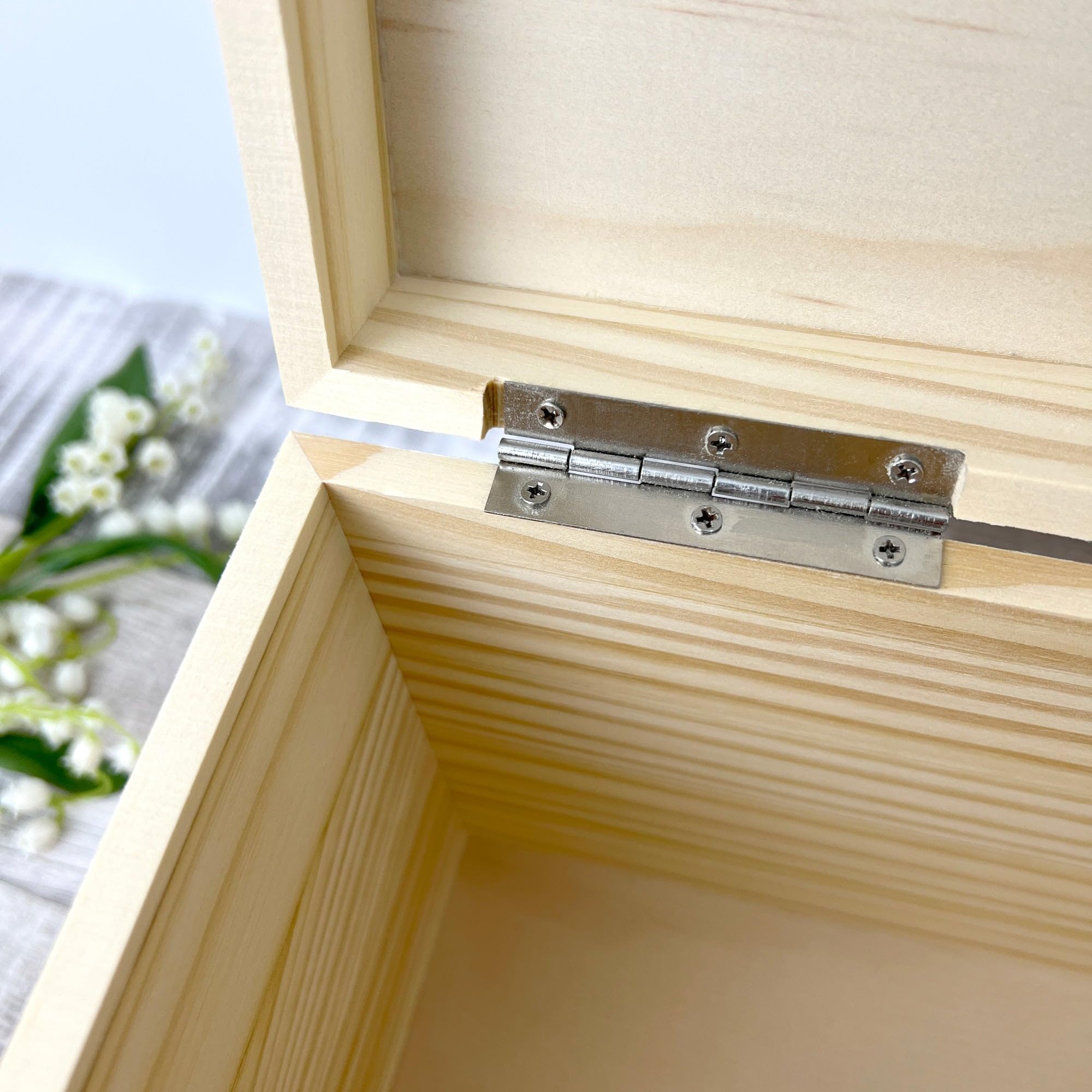 Caja de recuerdos personalizable con borde de flores de pino – Mensaje personalizado | Aniversario, boda, San Valentín, Día de la Madre, para ella | 26 x 18,9 x 15,5 cm