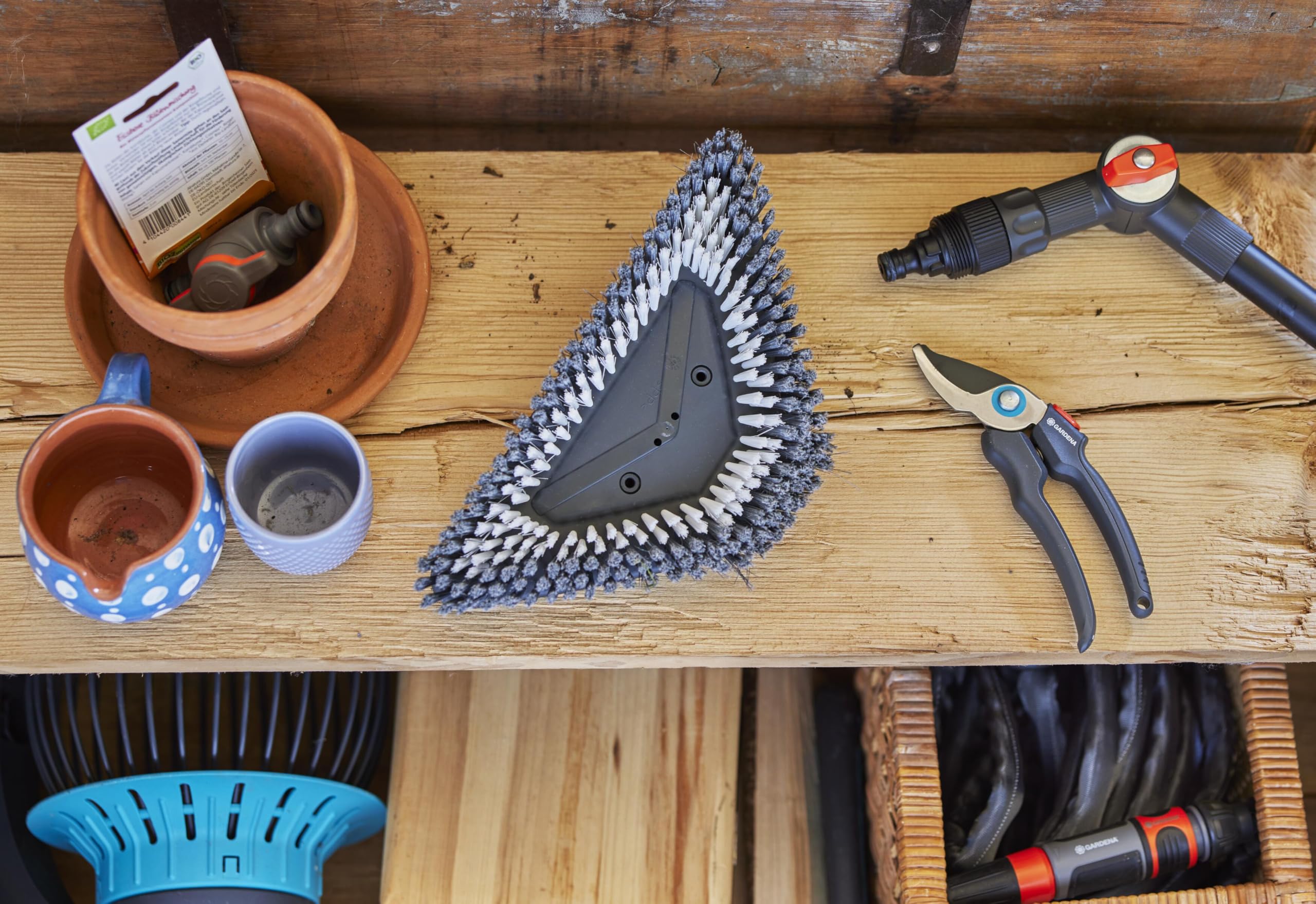 Gardena Idrospazzola Cleansystem hard flex: spazzola per pulire superfici robuste, triangolare, setole dure, orientabile, da collegare al manico Cleansystem, per grandi superfici (18814-20)