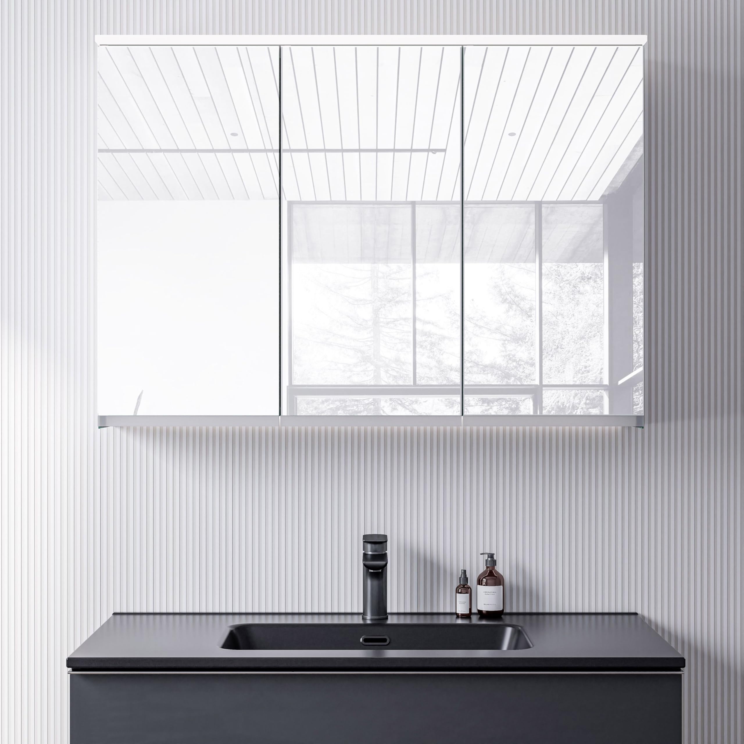 Bernstein LED-Spiegelschrank VARO 3-Türig 100cm – Badezimmerspiegel mit Waschtischbeleuchtung, Innenverspiegelung, Steckdose, Soft-Close-Türen, Wandmontage – Badezimmerbeleuchtung & Badspiegel