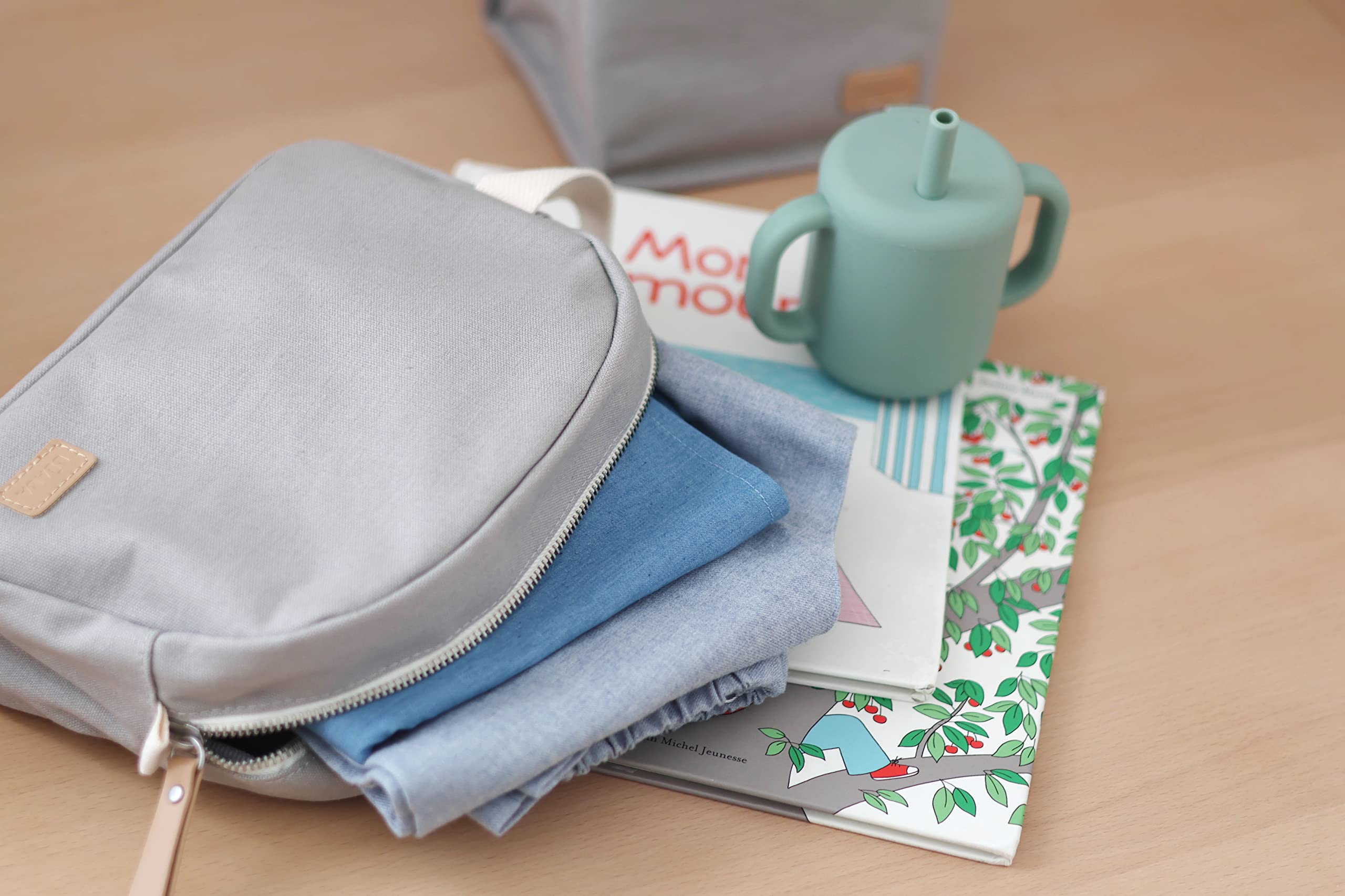 BÉABA, Trousse de toilette Bebe, Trousse de Soin bebe, Sac Geneve, Tissu Impermeable, 2 poches intérieures, 100% Coton, Gris Perle