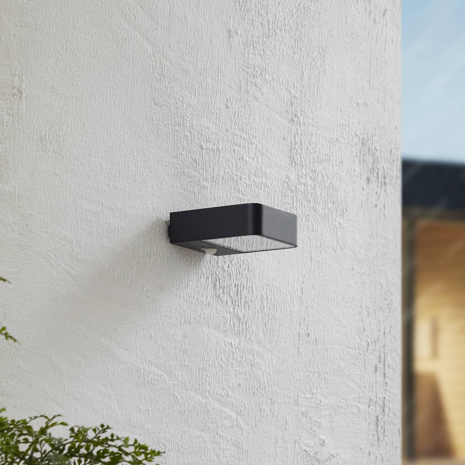 Lucande Lampa solarna LED zewnętrzna Dava z czujnikiem ruchu (ochrona przed wodą rozbryzgową (nowoczesna) w kolorze czarnym z aluminium, lampa ścienna do użytku na zewnątrz i do ogrodu, na ścianę