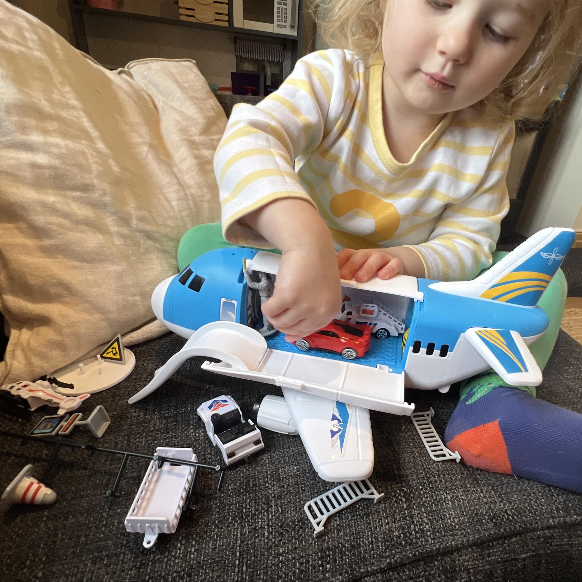 Teamsterz Metro City Aeroplane Transporter Playset, Blue and White, H15.5cm x W9.5cm x D35.5cm - Image 3