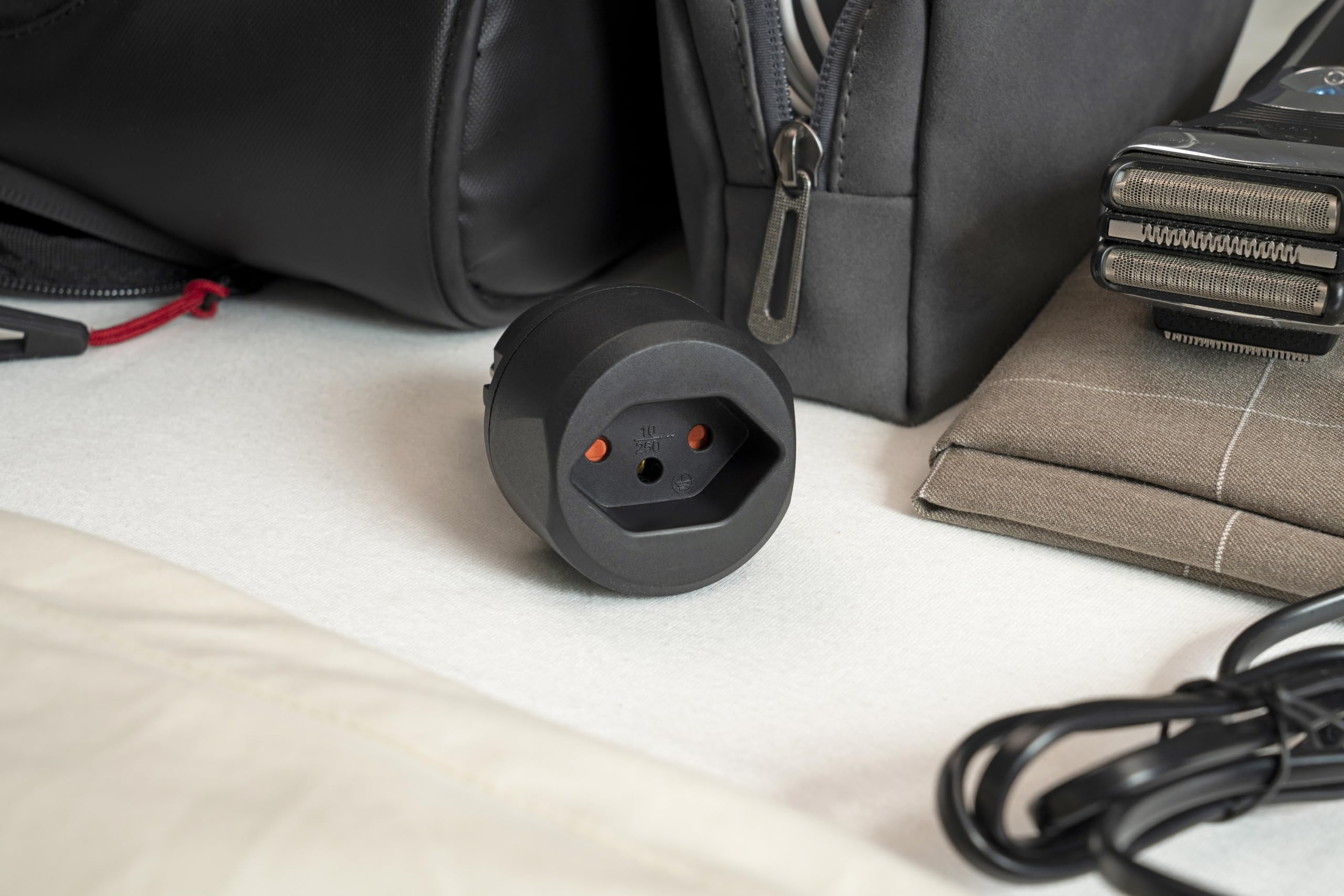 Brennenstuhl wtyczka podróżna/adapter podróżny (adapter gniazda podróżnego do podłączania urządzeń elektrycznych ze szwajcarskim systemem wtyczek w krajach z systemem wtyczek z uziemieniem) czarny